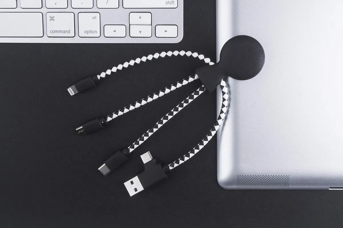 Xoopar - Mr Bio 4w1 kabel Multi USB w kształcie czarnej ośmiornicy - uniwersalna ładowarka z tworzywa sztucznego z recyklingu - gniazdo USB, USB-C, Lightning, Micro USB do uniwersalnego smartfona