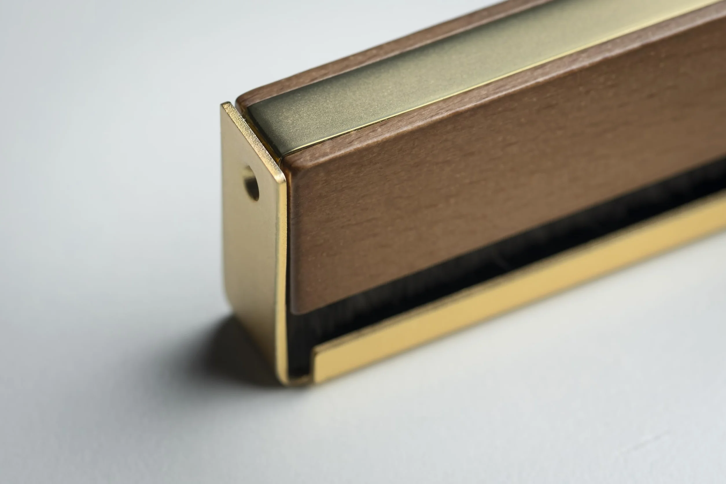 Pro-Ject Brush it Premium, wysokiej jakości szczotka do płyt z kablem uziemiającym i drewnianym uchwytem