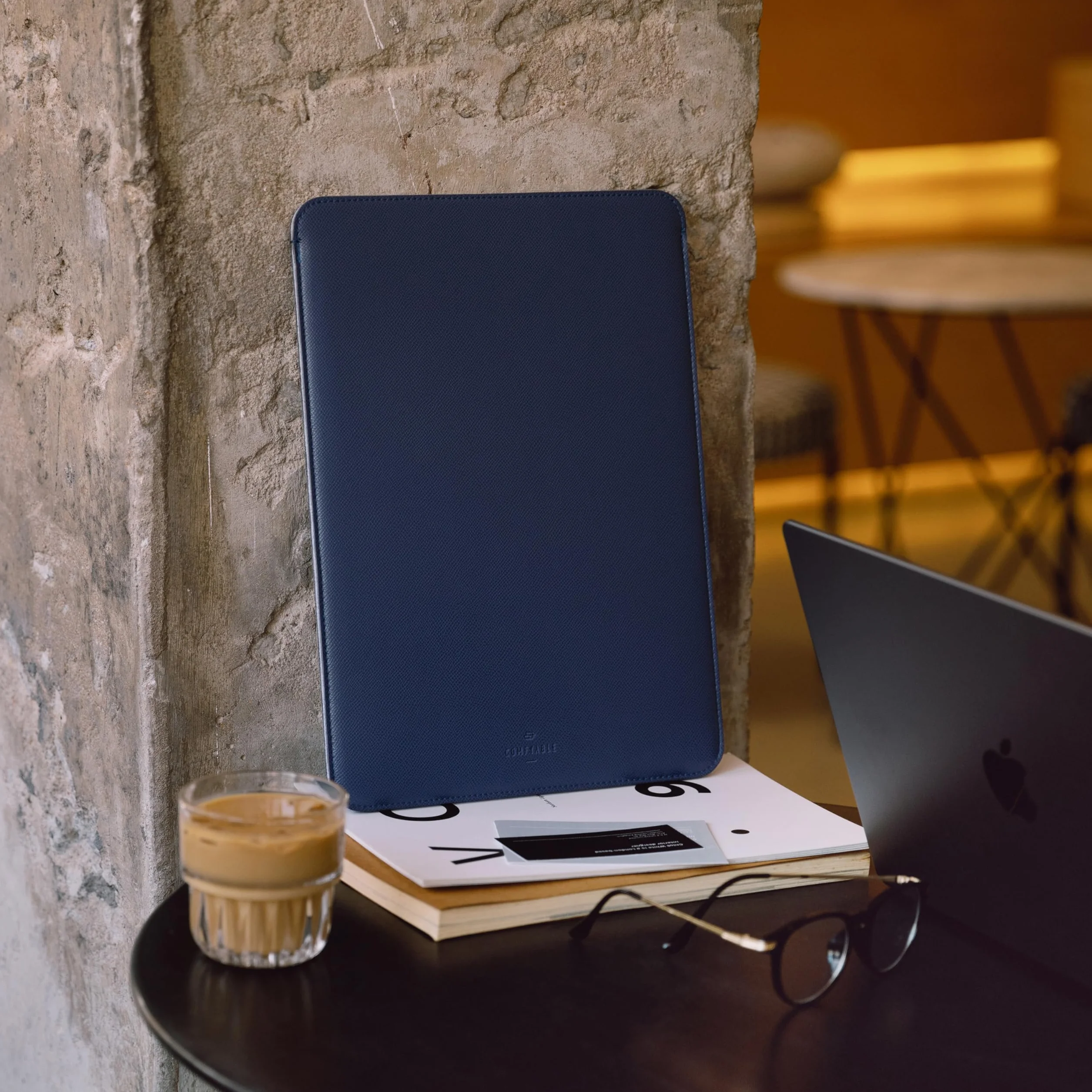 Comfyable etui na laptopa 13 cali kompatybilne z MacBook Air 13 M5 2026 A3449 M4 M3 M2 M1, MacBook Pro 13 2022-2016, MacBook Neo A18, smukły pokrowiec MacBook ze skóry PU, Granatowy Midnight