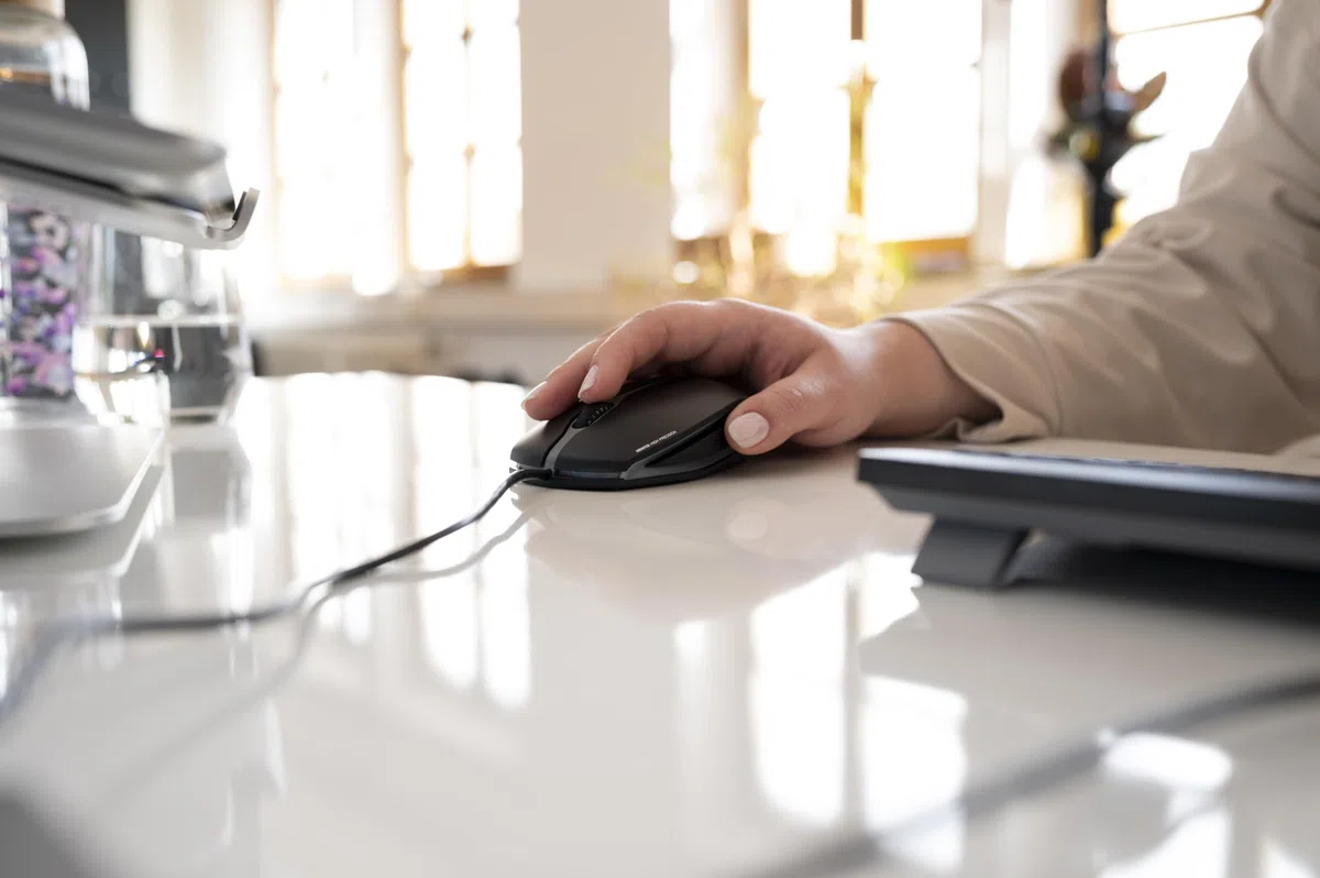 CHERRY GENTIX Corded Optical Mouse, przewodowa mysz z 3 przyciskami i czujnikiem optycznym o wysokiej rozdzielczości 1000 dpi, odpowiednia dla użytkowników prawo- i leworęcznych, gumowane boki, czarna