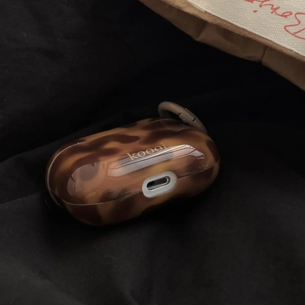 Etui na AirPods 4. generacji z zestawem do czyszczenia, estetyczny design z uroczym wzorem w panterkę w kolorze bursztynu, pokrowiec odporny na zarysowania z breloczkiem do miękkich słuchawek