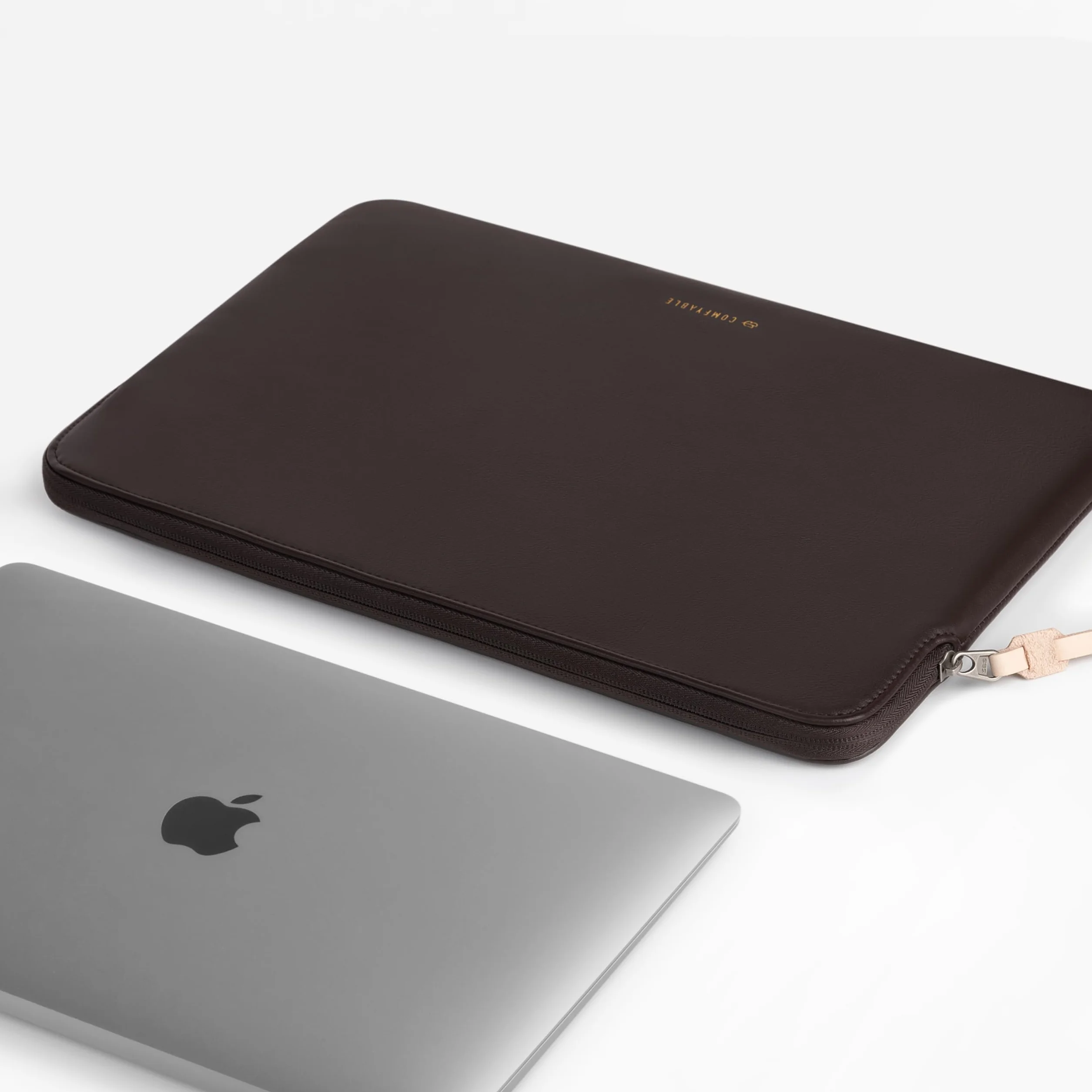 Comfyable smukłe etui na laptopa kompatybilne z MacBook Air i MacBook Pro 13/14 cali M5/M4/M3/M2/M1 Pro/Max 2026-2021, pokrowiec podróżny Mac PU, Czekoladowy