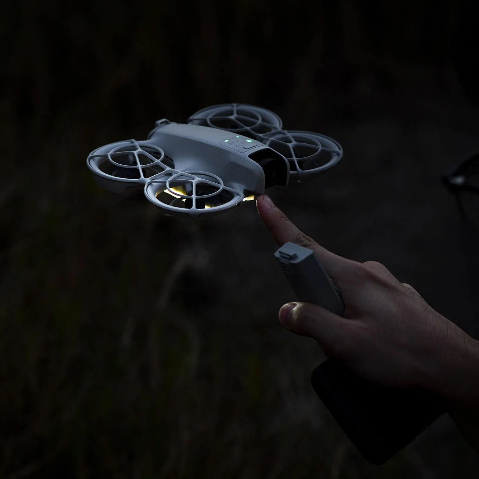Podwozie z ładowalnymi światłami LED do pokrowca ochronnego z chronioną baterią dla drona DJI Neo, oświetlone wydłużone nogi, uchwyt 2-w-1 do podnoszenia, podstawka