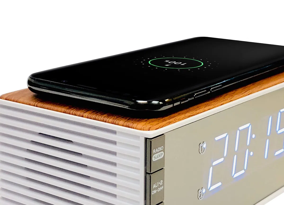 radiobudzik LED technoline WT487, kompatybilny z urządzeniami obsługującymi technologię Qi (ładowanie bezprzewodowe, funkcja ładowania indukcyjnego)