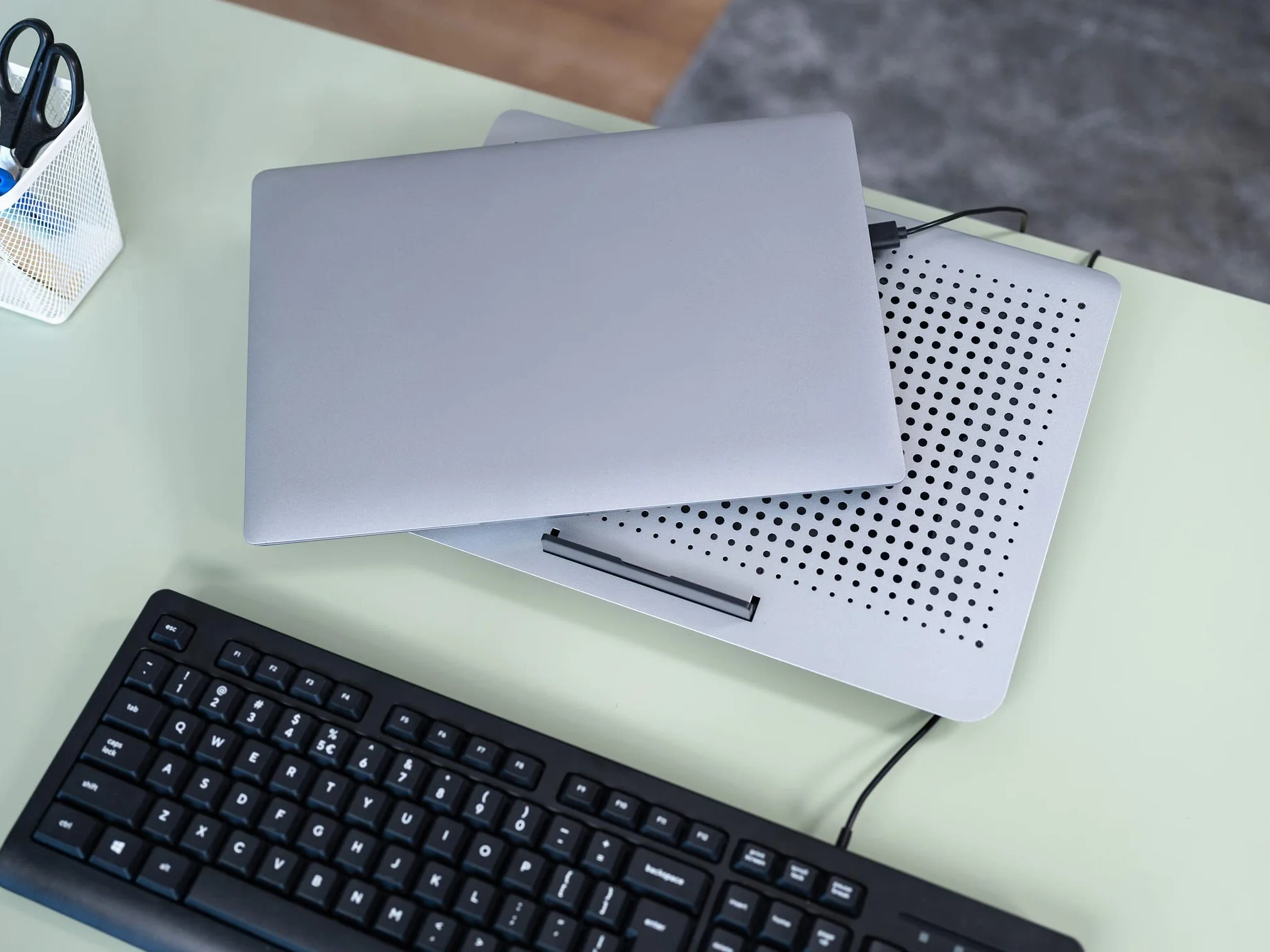 Trust Exto Stojak na laptopa 40.6 cm, zrównoważona podkładka chłodząca, riser z wentylatorem USB i regulowaną wysokością, 8 poziomów, wykonany z materiałów pochodzących z recyklingu, wentylowany