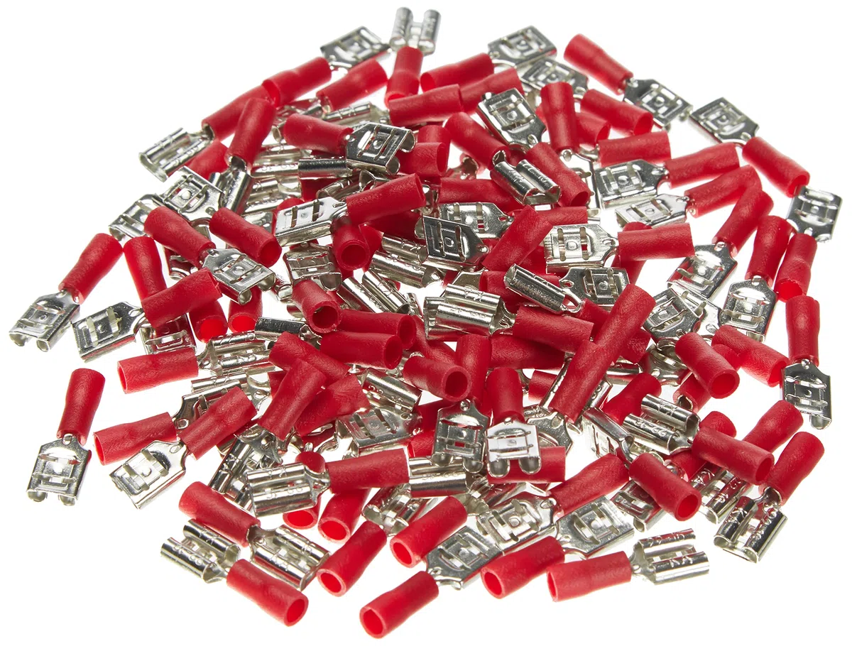 Goobay 17002 płaskie tuleje wtykowe, zestaw 100 sztuk, wymiary wtyku 6,4 x 0,8 mm, złącze wtykowe do 10 A, częściowo izolowane wtyki płaskie, złącze kablowe do maks. 1 mm², końcówka kablowa czerwona