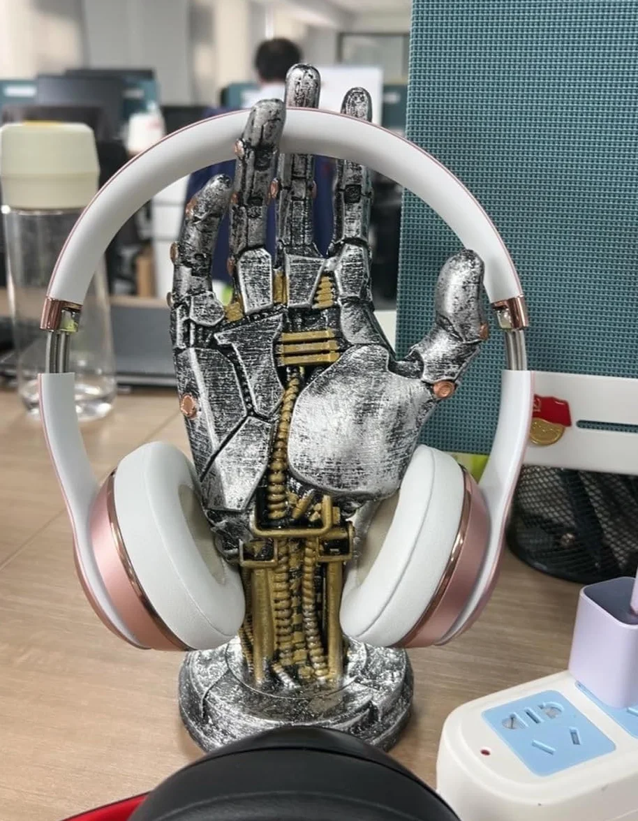 Cyberpunk stojak na słuchawki i kontroler – futurystyczny design z żywicy o wyglądzie metalu