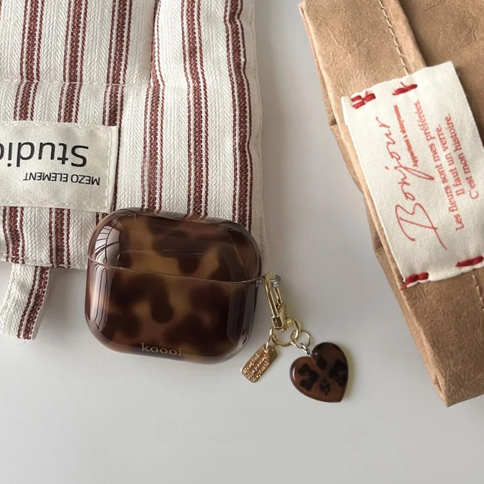 Etui na AirPods 4. generacji z zestawem do czyszczenia, estetyczny design z uroczym wzorem w panterkę w kolorze bursztynu, pokrowiec odporny na zarysowania z breloczkiem do miękkich słuchawek