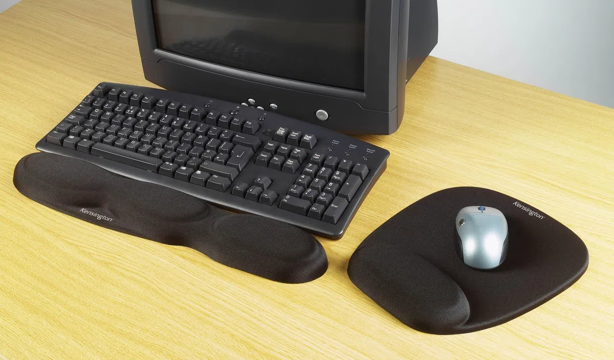 Kensington ergonomiczna wygodna pianka podkładka pod mysz z podpórką nadgarstka - kompatybilna z myszami laserowymi i optycznymi - 32 x 252 x 210 mm - czarna (62384)