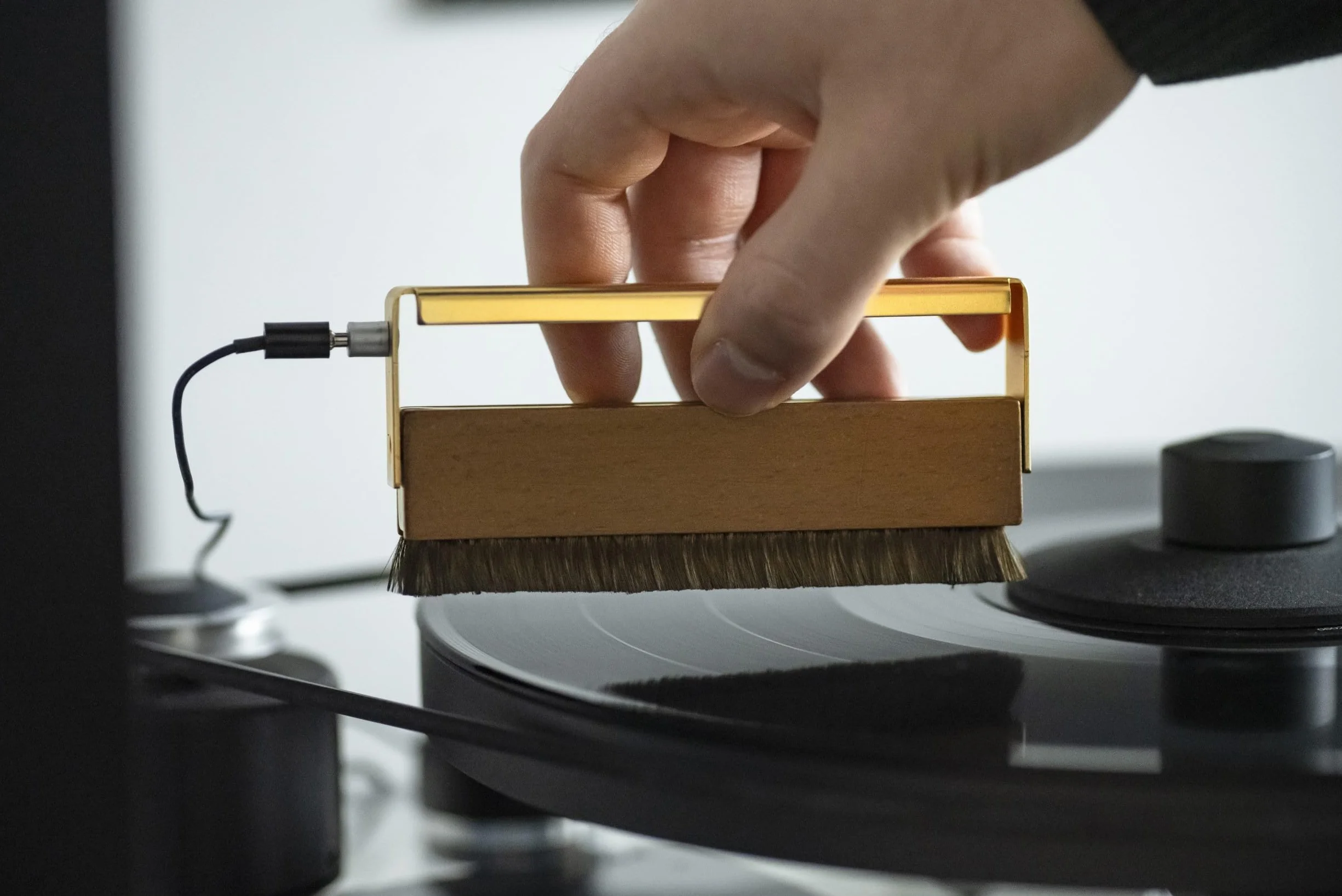 Pro-Ject Brush it Premium, wysokiej jakości szczotka do płyt z kablem uziemiającym i drewnianym uchwytem