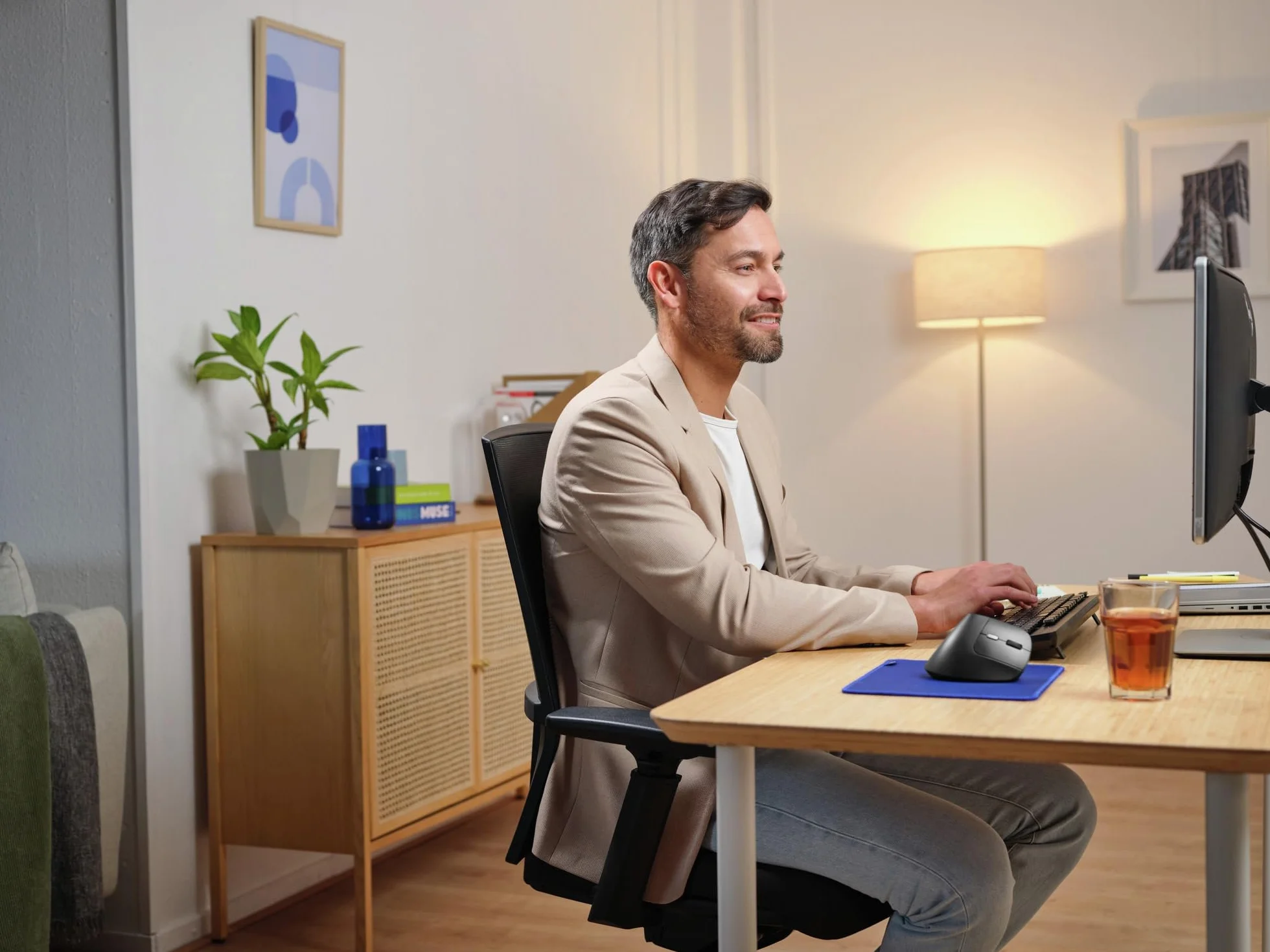 Trust Yuno Ergonomiczna Mysz Bezprzewodowa Pionowa, USB 2.4GHz, Regulowane DPI 800-2400, Czarny