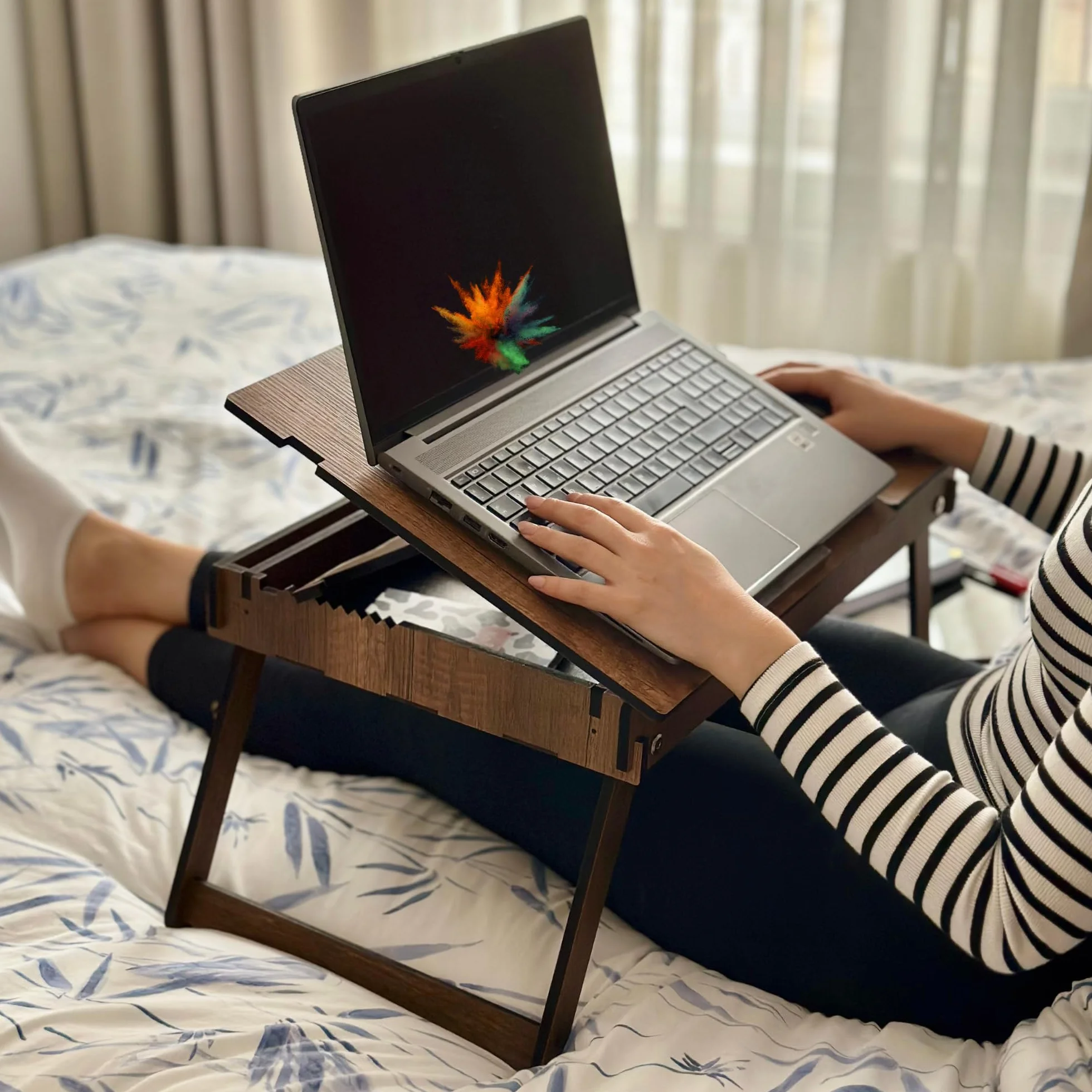 Vigo Drewniany stojak na laptopa regulowane biurko taca na kolana z wbudowanym schowkiem składany orzech włoski