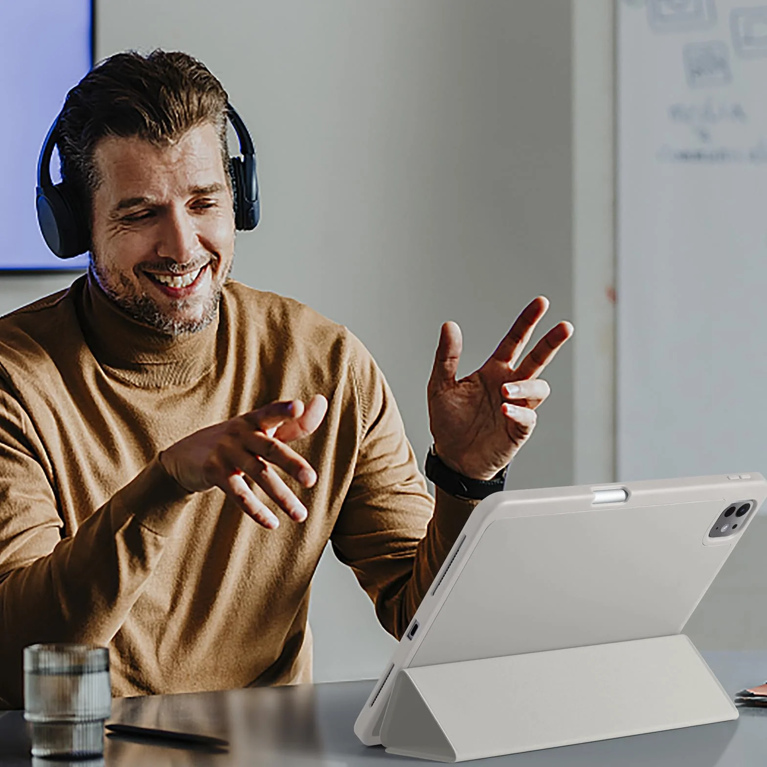 Maledan Etui na iPad Pro 11 cali M5/M4 (2025/2024) z uchwytem na ołówek, smukła elastyczna tylna osłona TPU Shockproof, obsługująca Apple Pencil Pro/USB-C, Jasnoszary