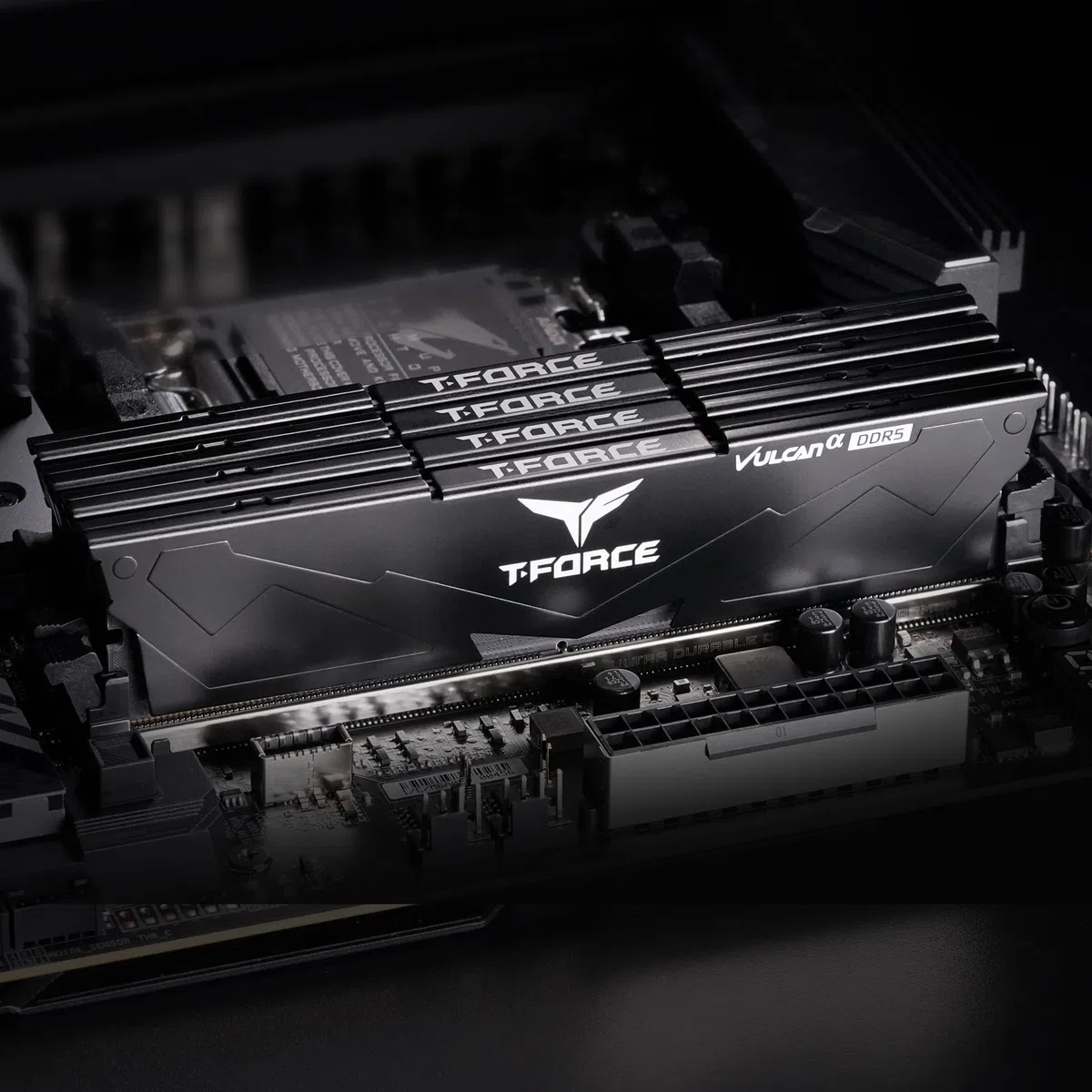 TeamGroup T-Force Vulcan 16 GB 6000 MHz (6000 MT/s) CL38 czarna pamięć do gier, DDR5 UDIMM, metalowy radiator, ECC, XMP 3.0/AMD Expo, kompatybilny z procesorem Intel/AMD, wysoka wydajność, pamięć RAM