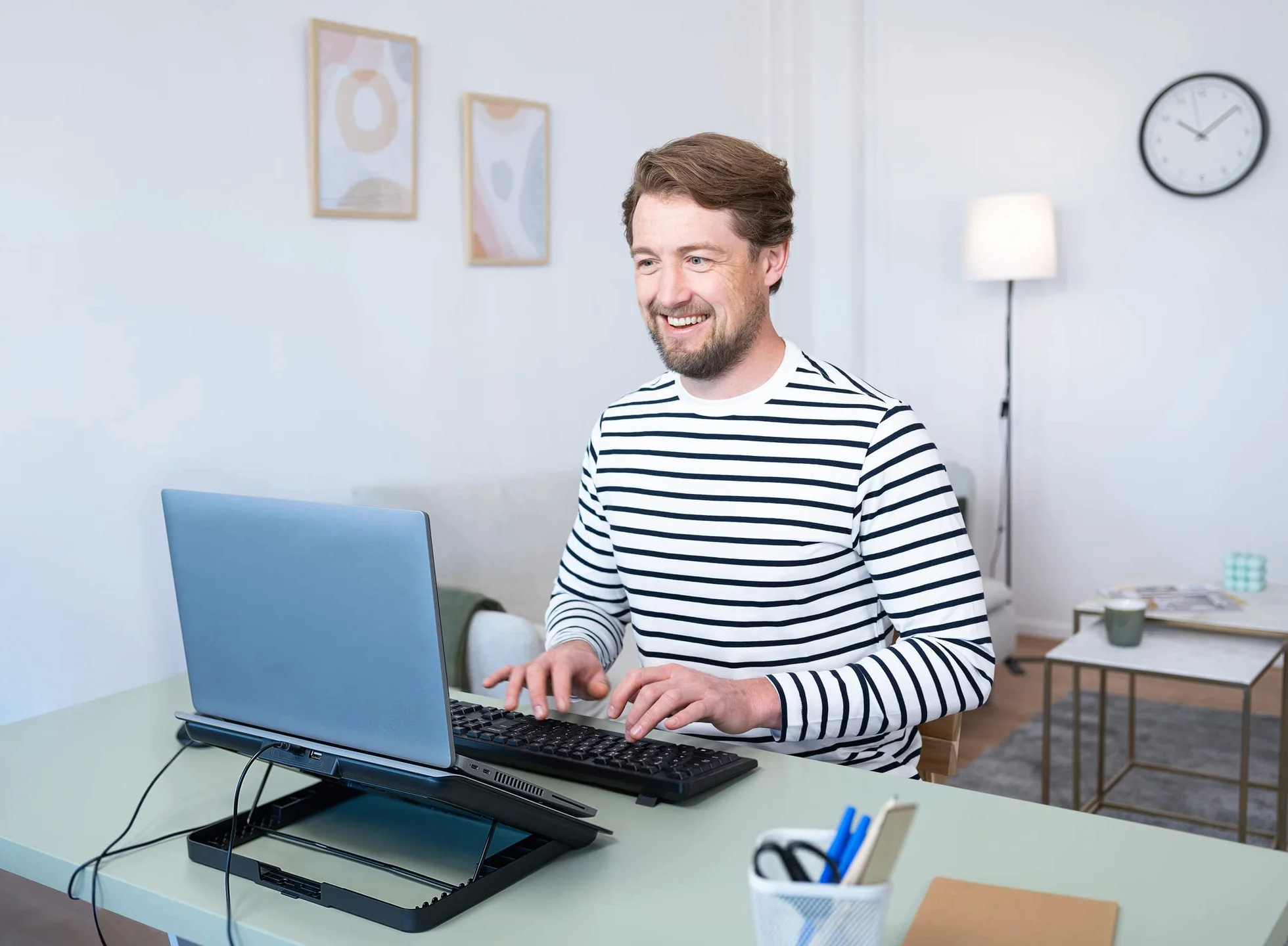 Trust Exto Stojak na laptopa 40.6 cm, zrównoważona podkładka chłodząca, riser z wentylatorem USB i regulowaną wysokością, 8 poziomów, wykonany z materiałów pochodzących z recyklingu, wentylowany