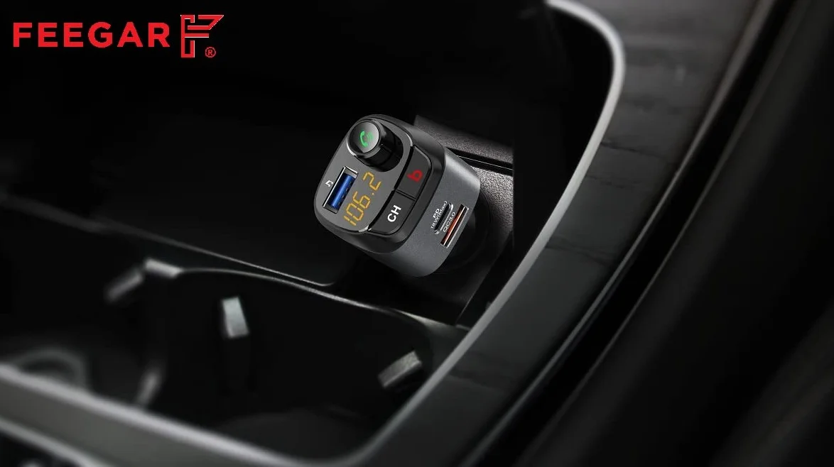 Feegar Q100 Pro Transmiter FM Bluetooth 5.0 zestaw głośnomówiący QC3.0 MP3 LED Ładowarka samochodowa USB 38W Mikrofon HD Przycisk B (Bass Boost Surround Effect) Typ C PD 3.0 / 4.0 Siri Assistant Pokazuje stan napięcie w aucie