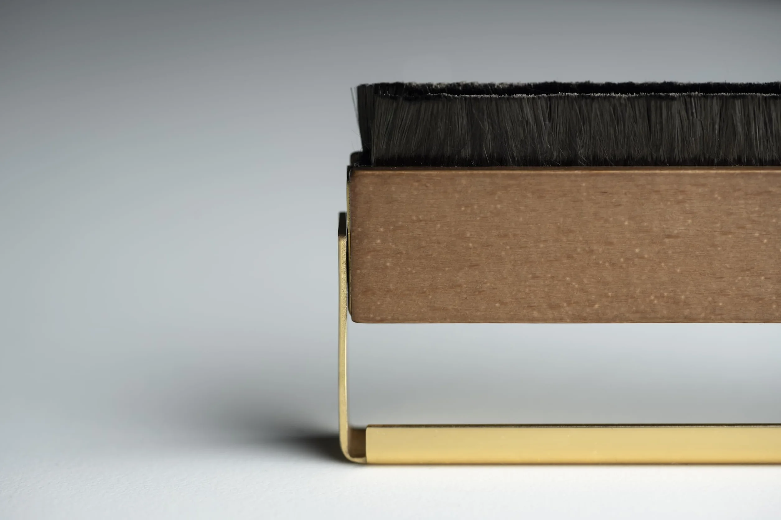 Pro-Ject Brush it Premium, wysokiej jakości szczotka do płyt z kablem uziemiającym i drewnianym uchwytem
