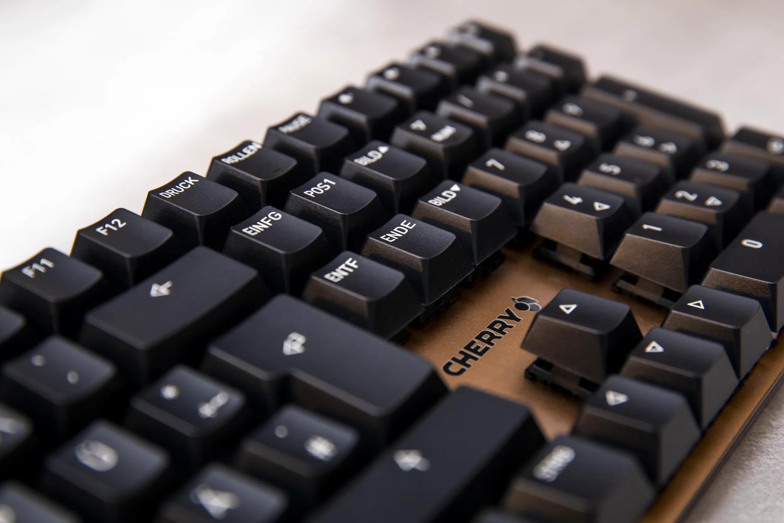 CHERRY KC 200 MX mechaniczna klawiatura biurowa z anodowaną metalową płytką, niemiecki układ (QWERTZ), przewodowa, MX2A SILENT RED Switche, czarny/brąz