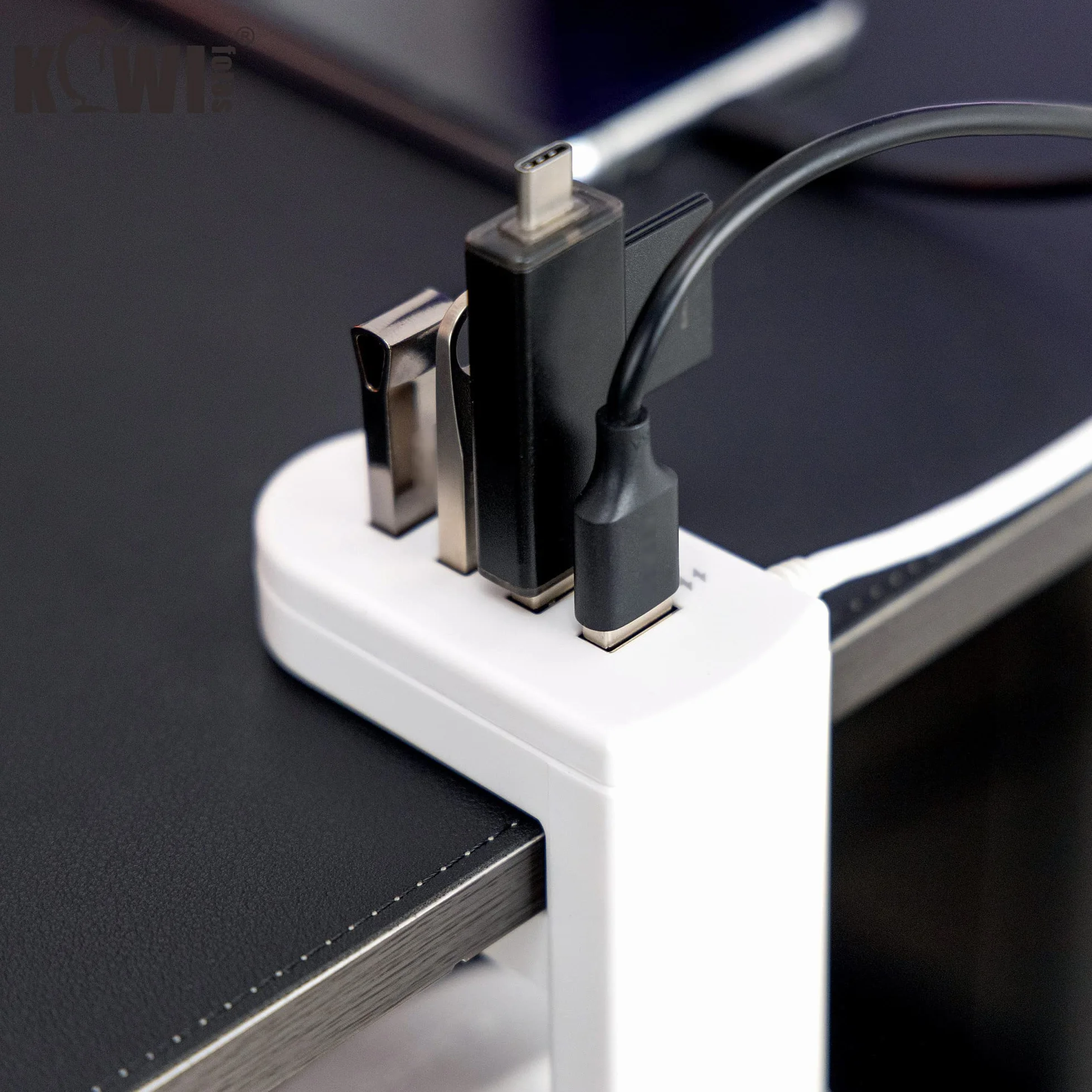 KIWIFOTOS Stojak na słuchawki z obrotowym wieszakiem na słuchawki o 360° + regulowanym zaciskiem sprężynowym, uchwyt na słuchawki do gier na biurko - z USB 3.0 x1 + USB 2.0 x3 - biały