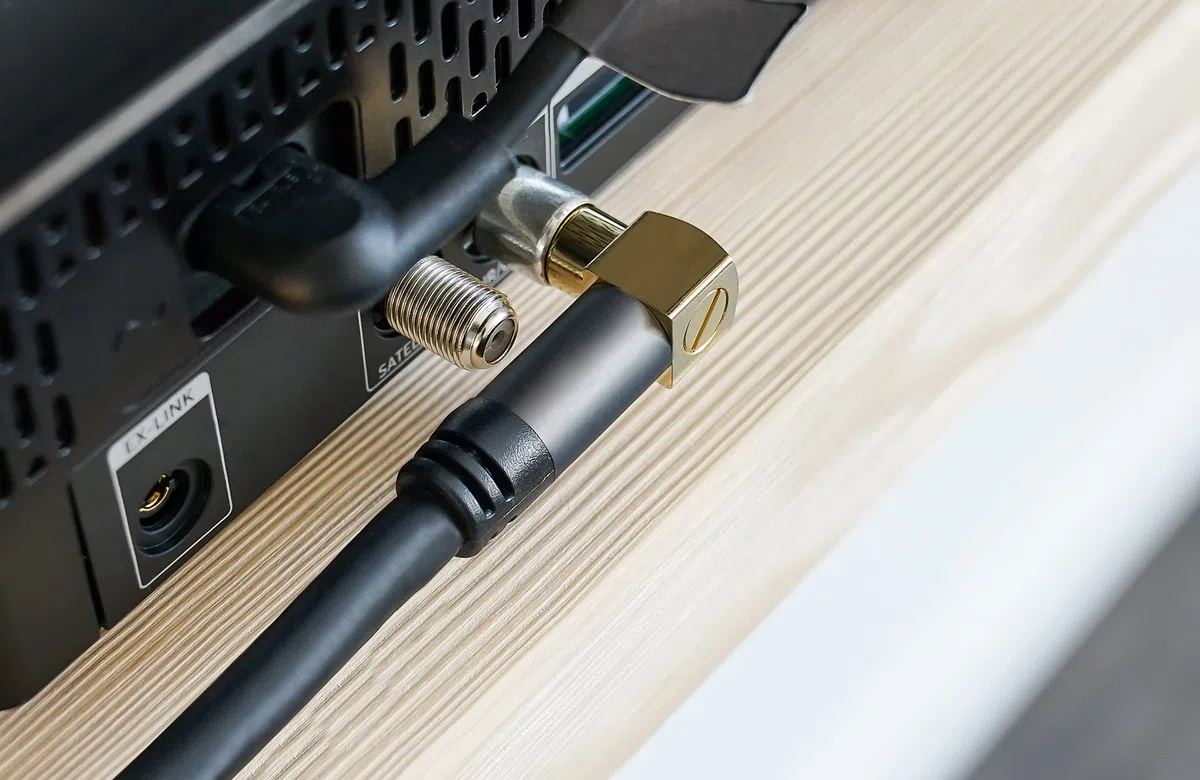 Good Connections GC-M2073 SmartFLEX TV kątowy kabel antenowy, 2 m, wtyczka IEC/koncentryczna, kątowy do gniazda, 4-krotnie ekranowany/120 dB/75 omów, pozłacane złącza, czarny