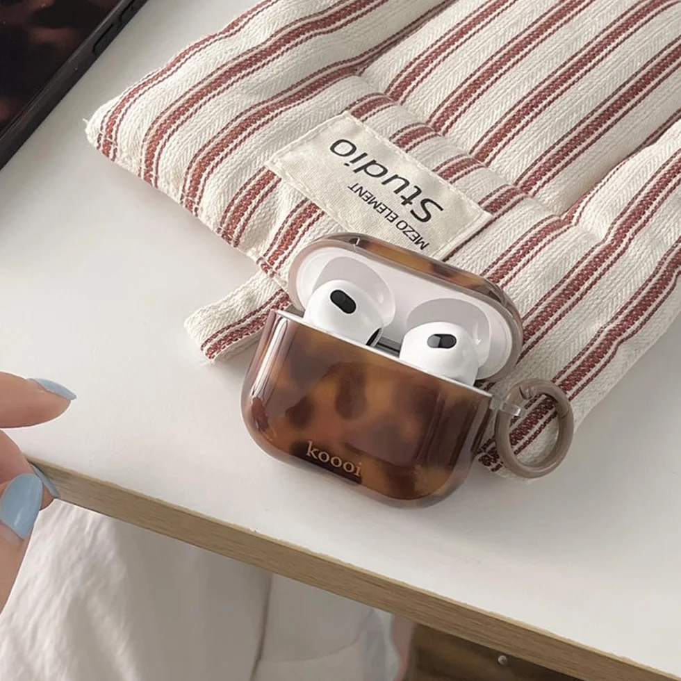 Etui na AirPods 4. generacji z zestawem do czyszczenia, estetyczny design z uroczym wzorem w panterkę w kolorze bursztynu, pokrowiec odporny na zarysowania z breloczkiem do miękkich słuchawek
