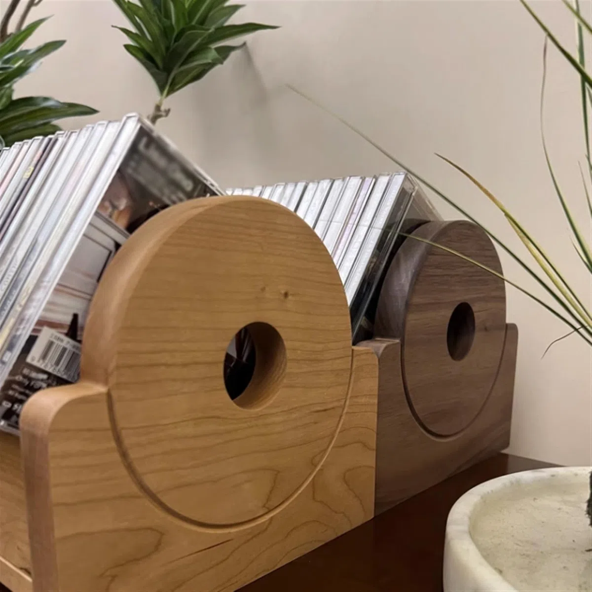 Stojak na płyty CD, organizer na biurko, drewniany stojak na płyty CD i stojak do przechowywania płyt winylowych, pomieści do 30 albumów lub płyt CD, regał ekspozycyjny – czarny orzech