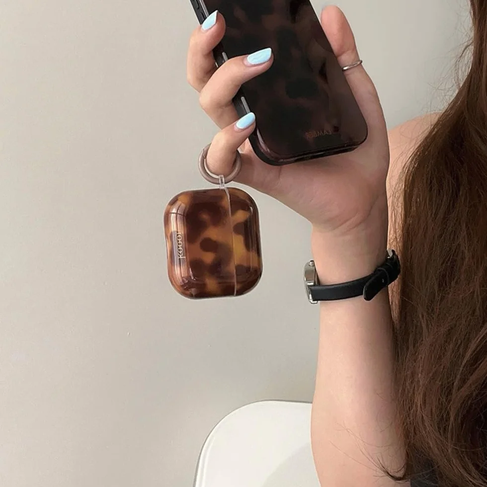 Etui na AirPods 4. generacji z zestawem do czyszczenia, estetyczny design z uroczym wzorem w panterkę w kolorze bursztynu, pokrowiec odporny na zarysowania z breloczkiem do miękkich słuchawek
