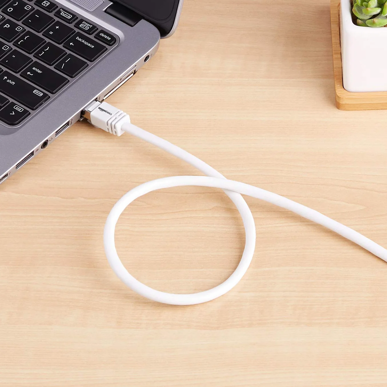 Amazon Basics Kabel krosowy (patch) Ethernet Cat 7 ze złączem RJ45, wysoka prędkość transmisji, 6 m, biały, 1 sztuka w opakowaniu