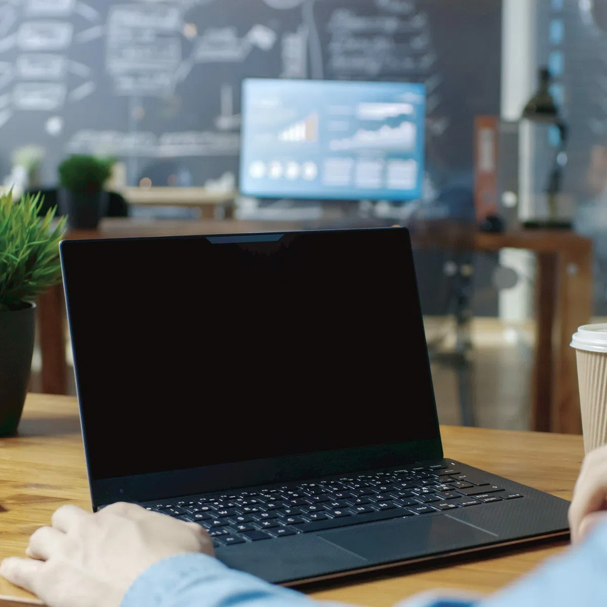 Fellowes PrivaScreen antyodblaskowy filtr prywatności i ochraniacz ekranu do laptopa, 14 cali 16:9 panoramiczny – łatwe zakładanie i zdejmowanie za pomocą szybko ujawniających zakładek, czarny
