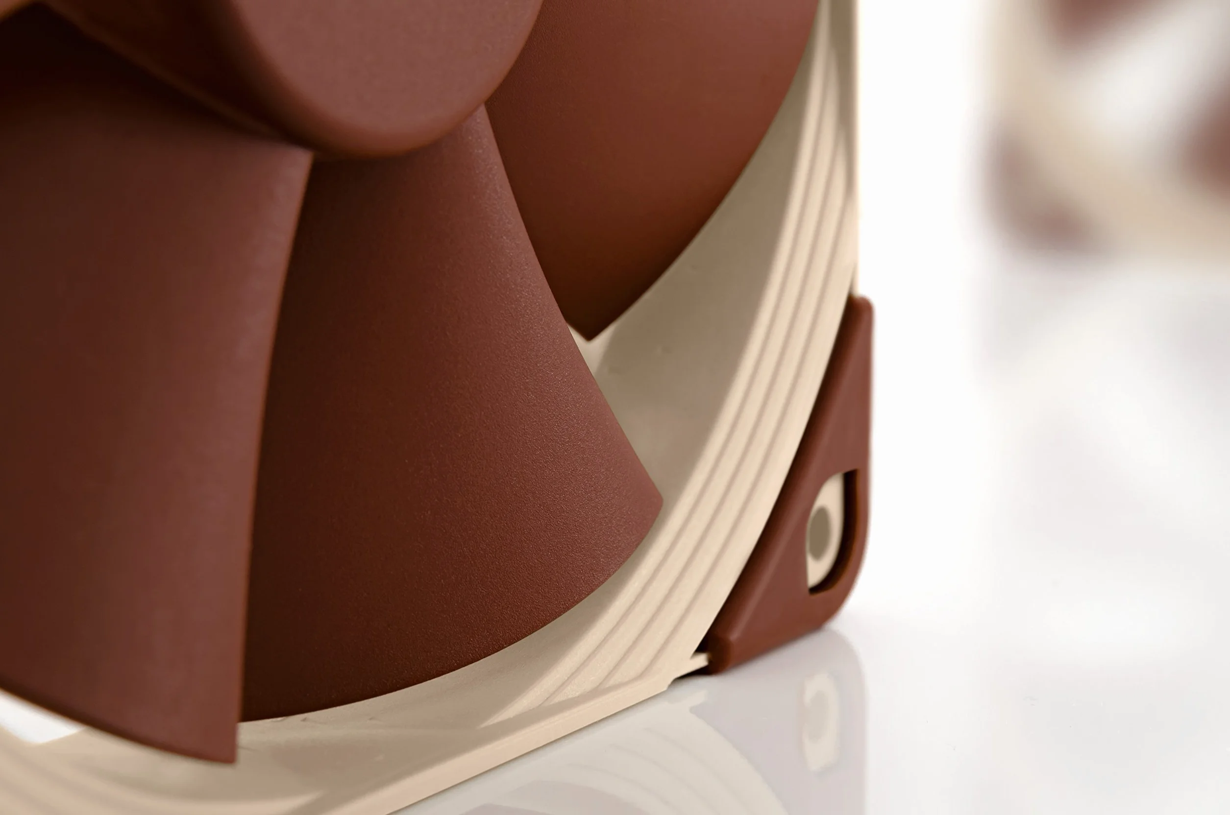 Noctua NF-F12 5V PWM, 4-Pinowy, Zasilany Napięciem 5 V Cichy Wentylator Klasy Premium z Adapterem do Zasilania Przez USB (120 mm, Brązowy)