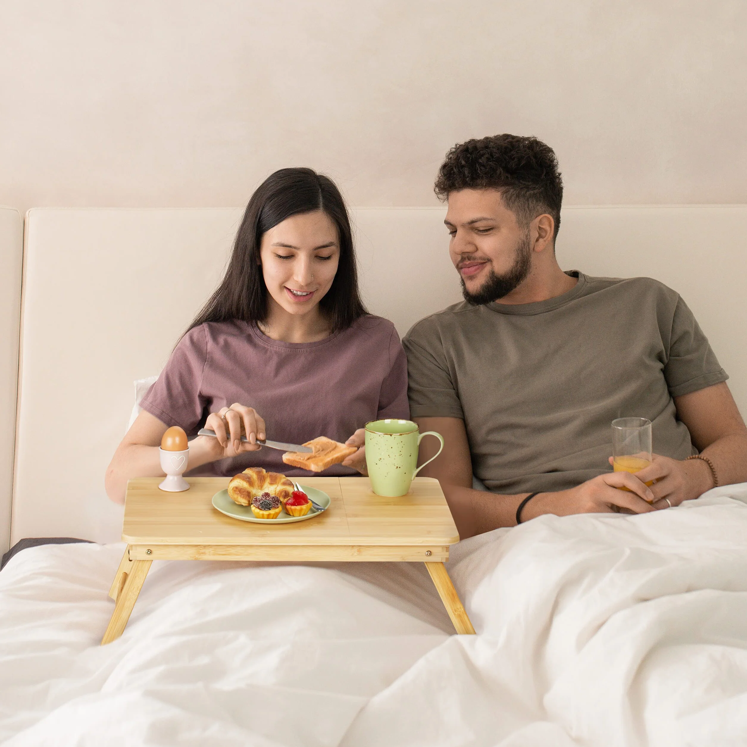 Relaxdays Stolik pod laptopa na kanapę, bambus, składany, z regulacją wysokości, pochylany blat stołu, szuflady, stolik do łóżka, naturalny