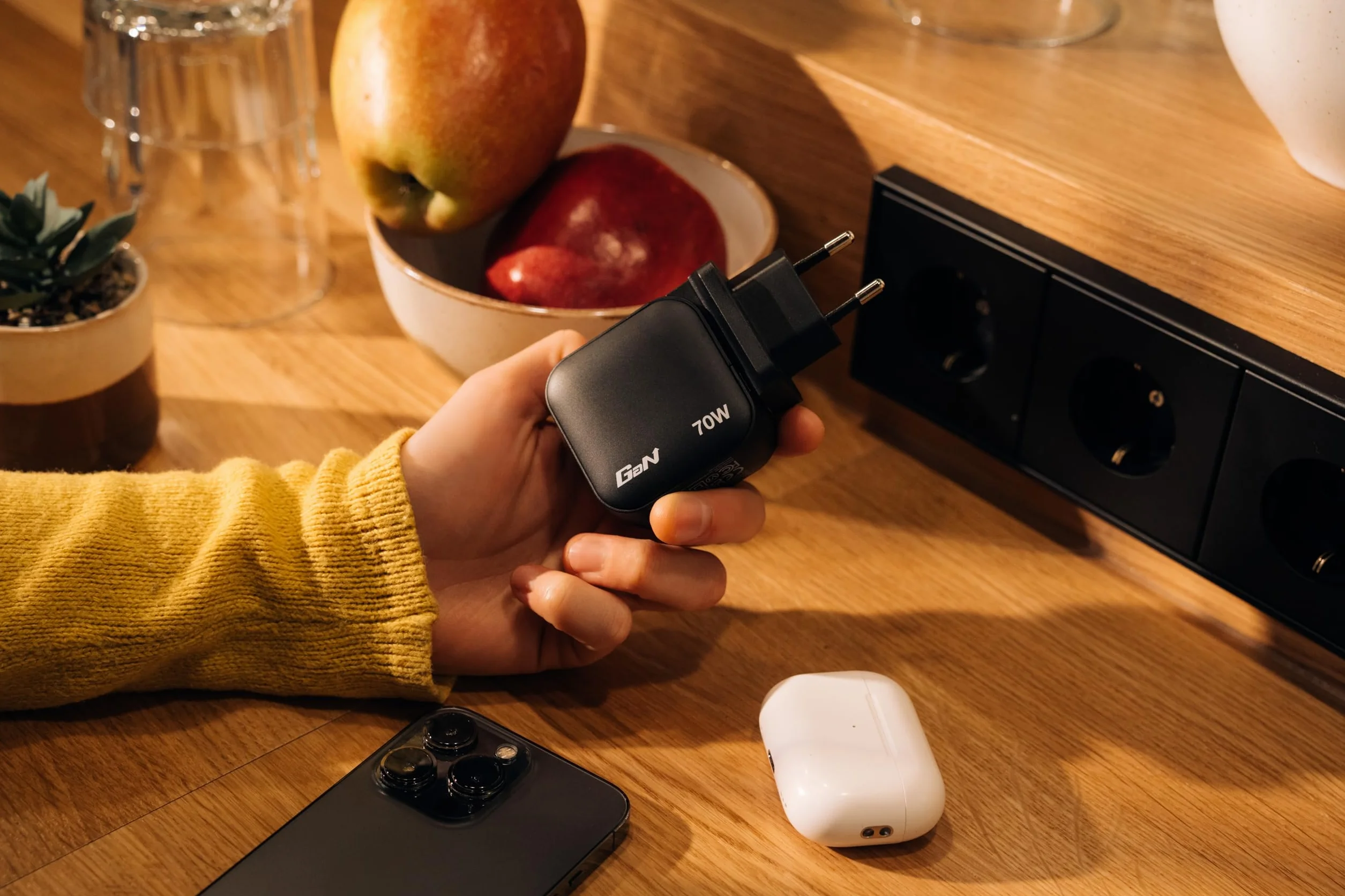Verbatim Mini GaN Charger 70 W, 3 porty USB-C ładowarka z 2 x USB-C i 1 x USB-A, szybka ładowarka jako wtyczka wielokrotna, do Apple iPad, iPhone, Samsung & Co, do UE, UK, USA