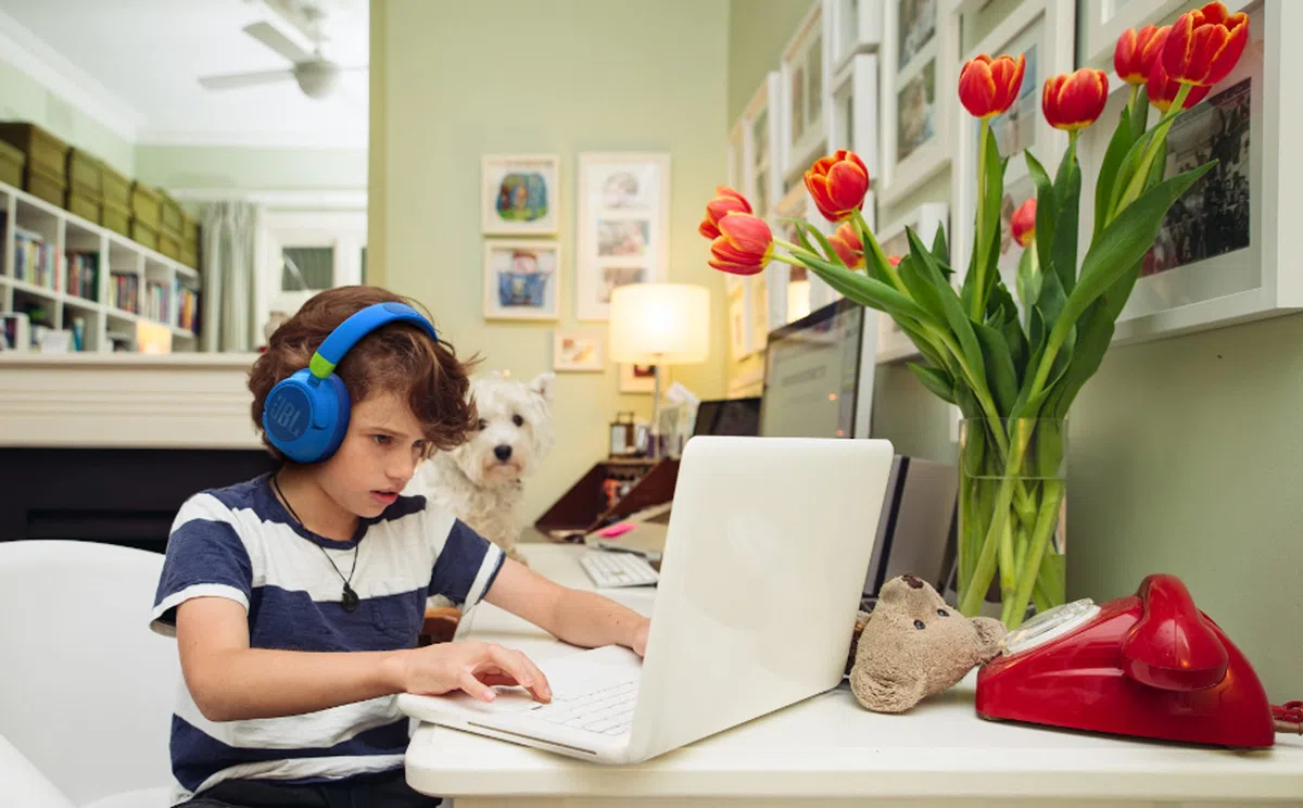 JBL JR 460 NC - bezprzewodowe słuchawki wokółuszne dla dzieci z technologią Sound Safe i lekką konstrukcją z miękkim poszyciem, Różowe