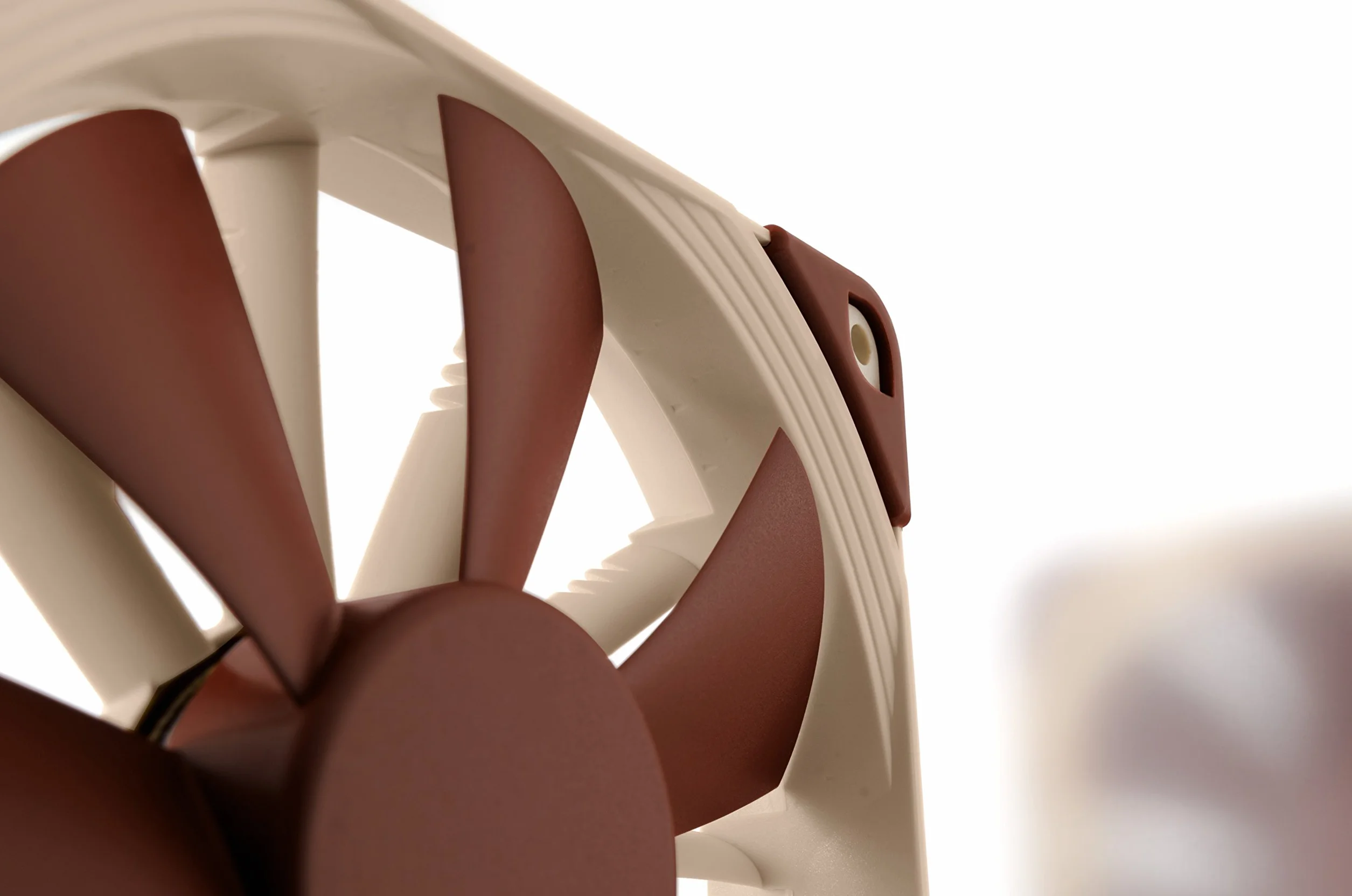 Noctua NF-F12 5V PWM, 4-Pinowy, Zasilany Napięciem 5 V Cichy Wentylator Klasy Premium z Adapterem do Zasilania Przez USB (120 mm, Brązowy)