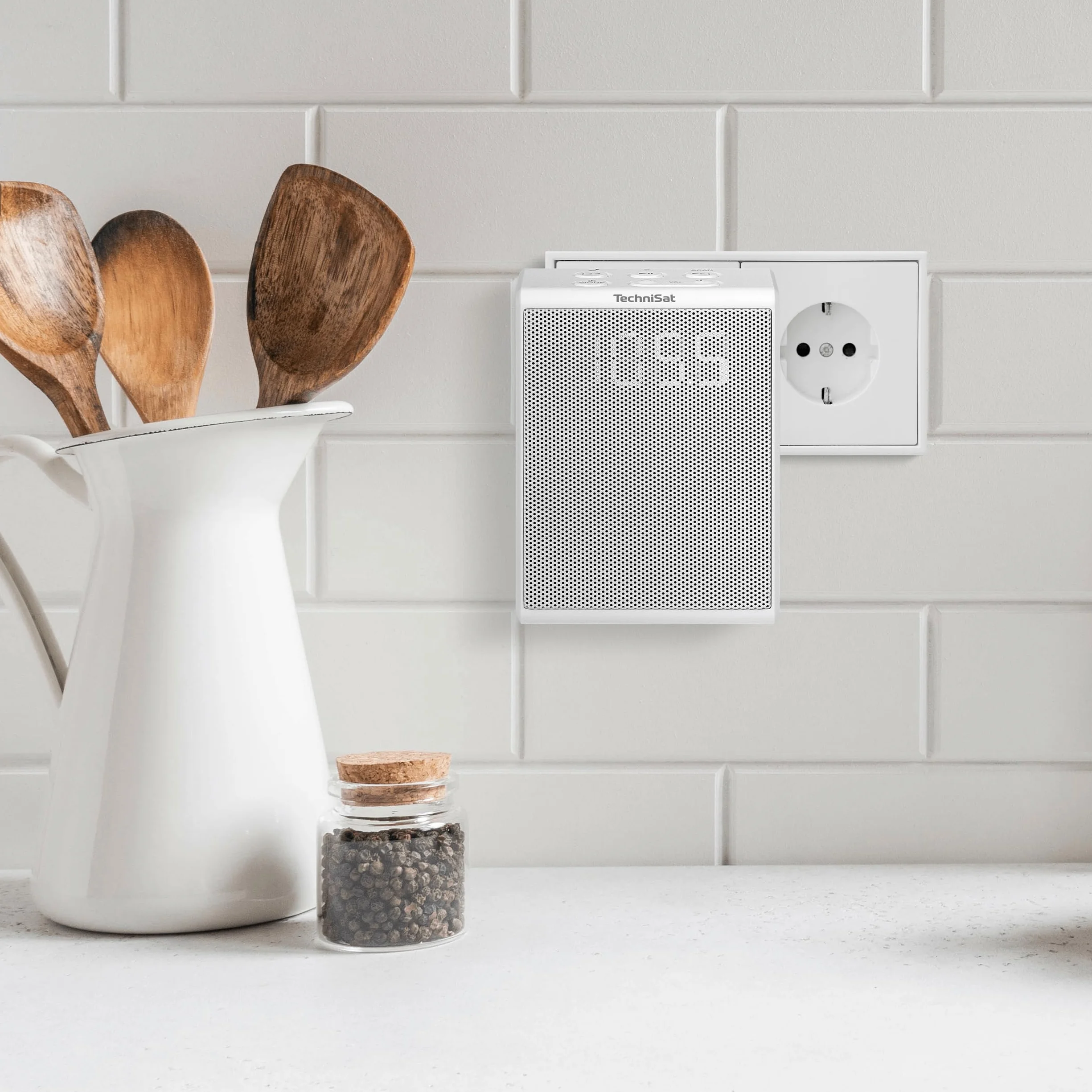 TechniSat VIOLA Radio z gniazdkiem, kompaktowe radio FM do gniazdka (Bluetooth, zestaw głośnomówiący, przyciski sterujące, 30 ulubionych, głośnik mono 1,5 W), białe