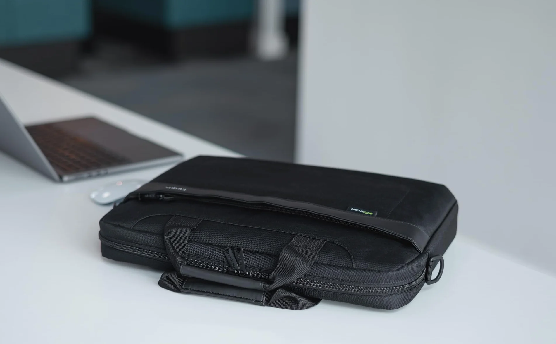 Targus Etui na laptopa, pasuje do laptopa o przekątnej do 43.9 cm, GeoLite Advanced Topload etui, lekka, trwała i wodoodporna tkanina ze zdejmowanym i regulowanym paskiem na ramię - czarne