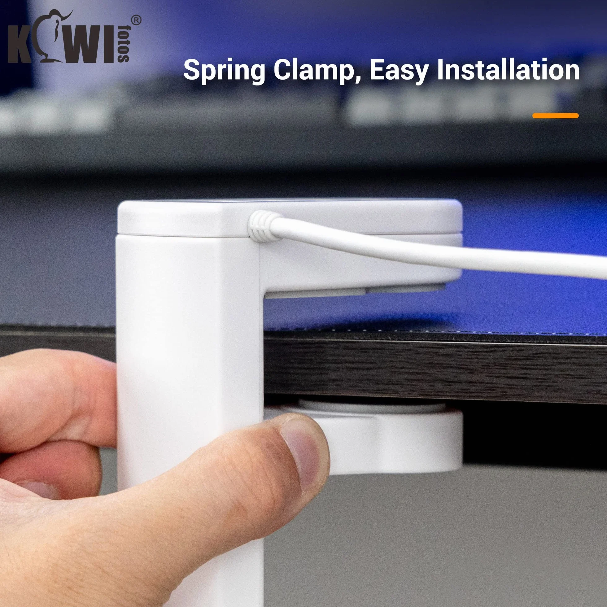 KIWIFOTOS Stojak na słuchawki z obrotowym wieszakiem na słuchawki o 360° + regulowanym zaciskiem sprężynowym, uchwyt na słuchawki do gier na biurko - z USB 3.0 x1 + USB 2.0 x3 - biały