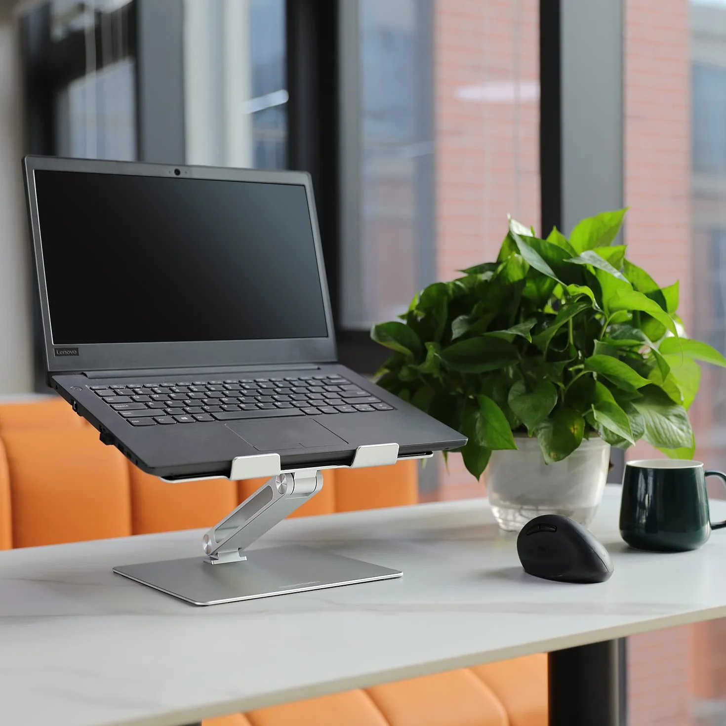 Amazon Basics – regulowana, ergonomiczna podstawka pod laptopa z pochłaniaczem ciepła, płynna regulacja wysokości i kąta nachylenia