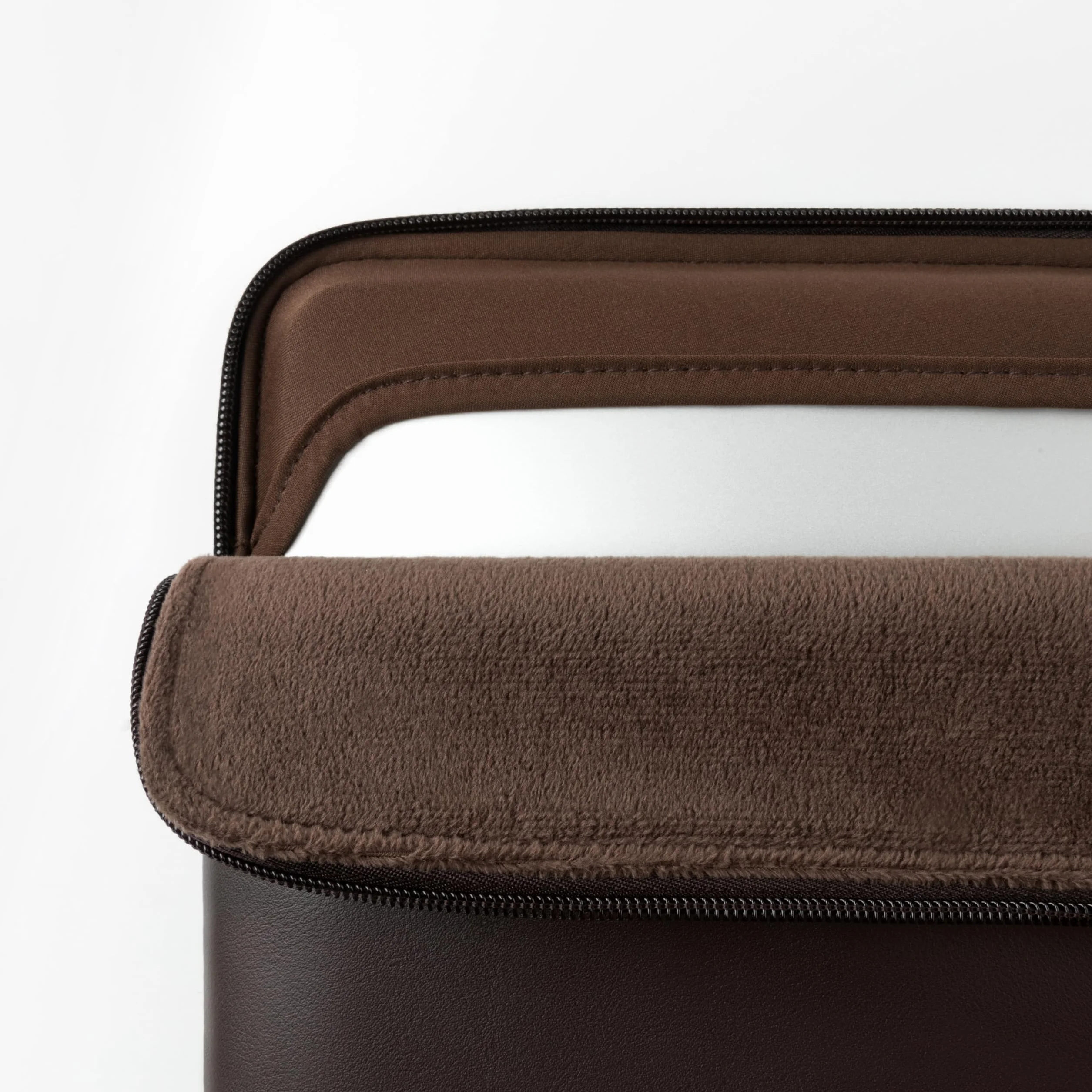 Comfyable smukłe etui na laptopa kompatybilne z MacBook Air i MacBook Pro 13/14 cali M5/M4/M3/M2/M1 Pro/Max 2026-2021, pokrowiec podróżny Mac PU, Czekoladowy