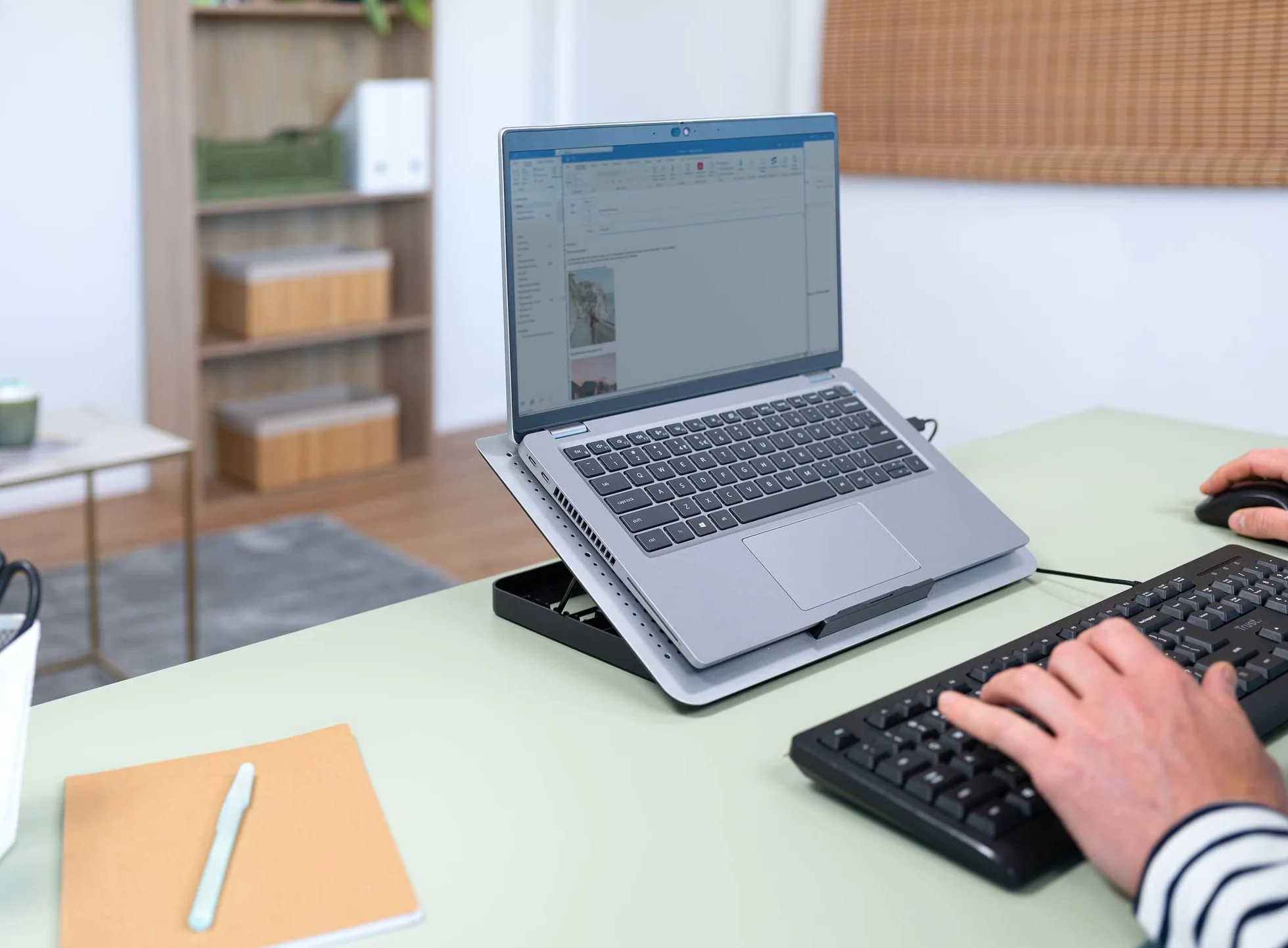 Trust Exto Stojak na laptopa 40.6 cm, zrównoważona podkładka chłodząca, riser z wentylatorem USB i regulowaną wysokością, 8 poziomów, wykonany z materiałów pochodzących z recyklingu, wentylowany