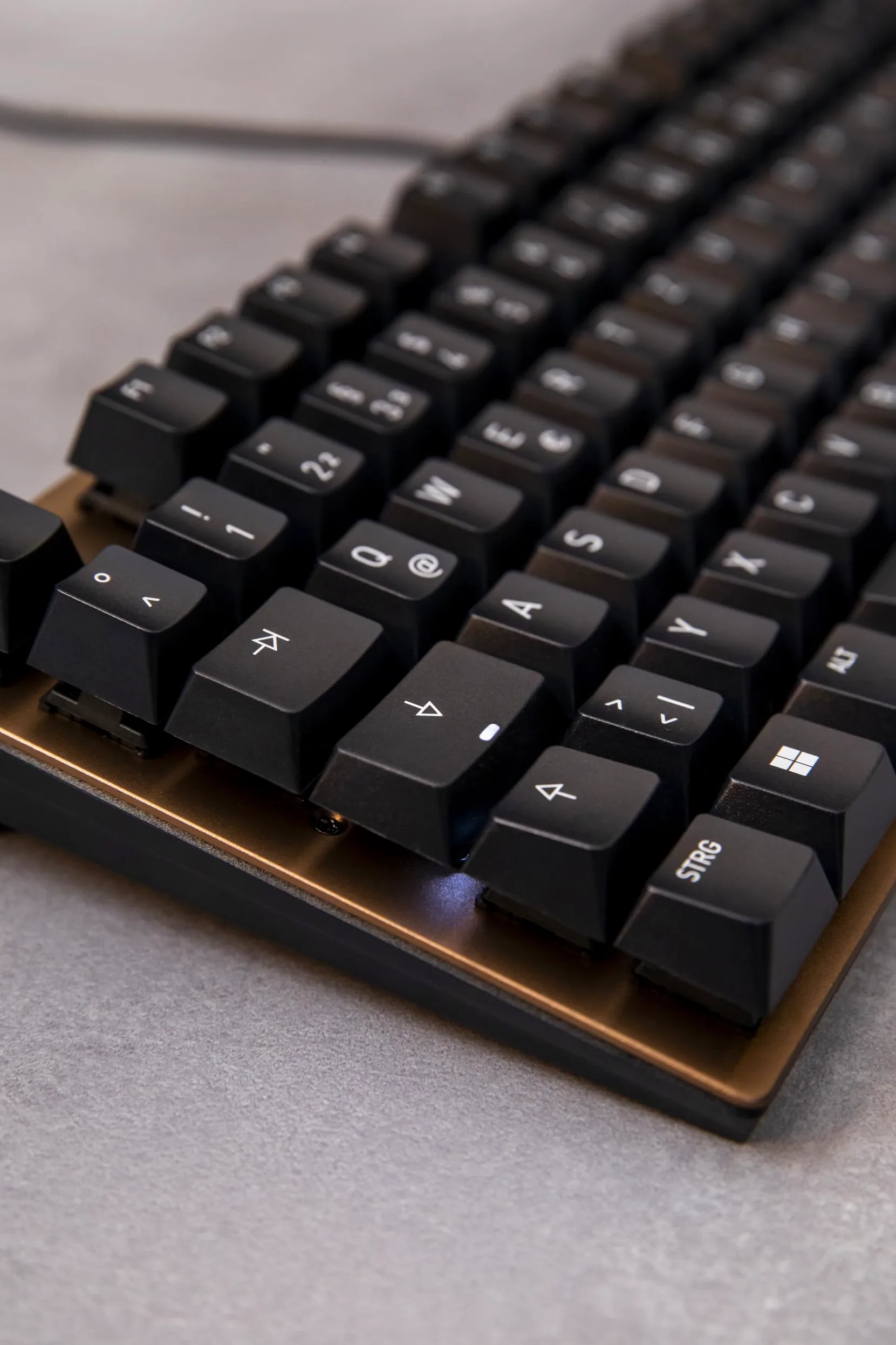 CHERRY KC 200 MX mechaniczna klawiatura biurowa z anodowaną metalową płytką, niemiecki układ (QWERTZ), przewodowa, MX2A SILENT RED Switche, czarny/brąz