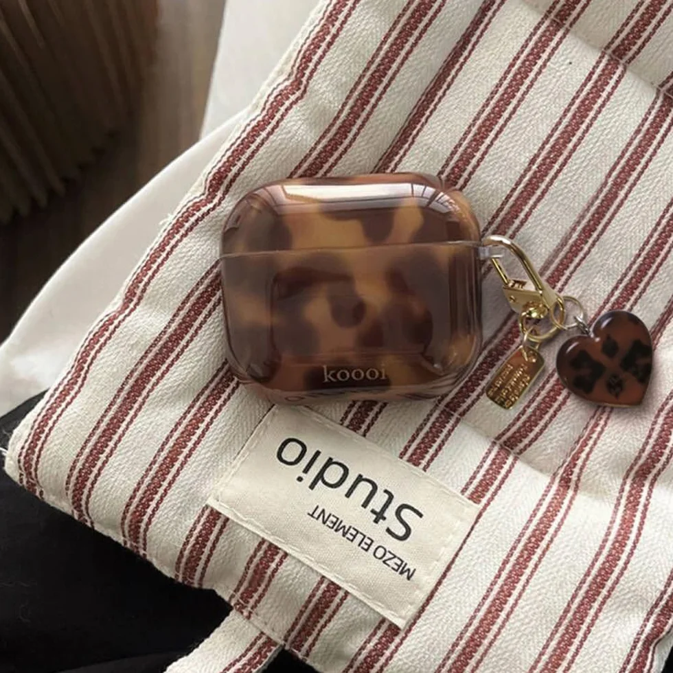 Etui na AirPods 4. generacji z zestawem do czyszczenia, estetyczny design z uroczym wzorem w panterkę w kolorze bursztynu, pokrowiec odporny na zarysowania z breloczkiem do miękkich słuchawek