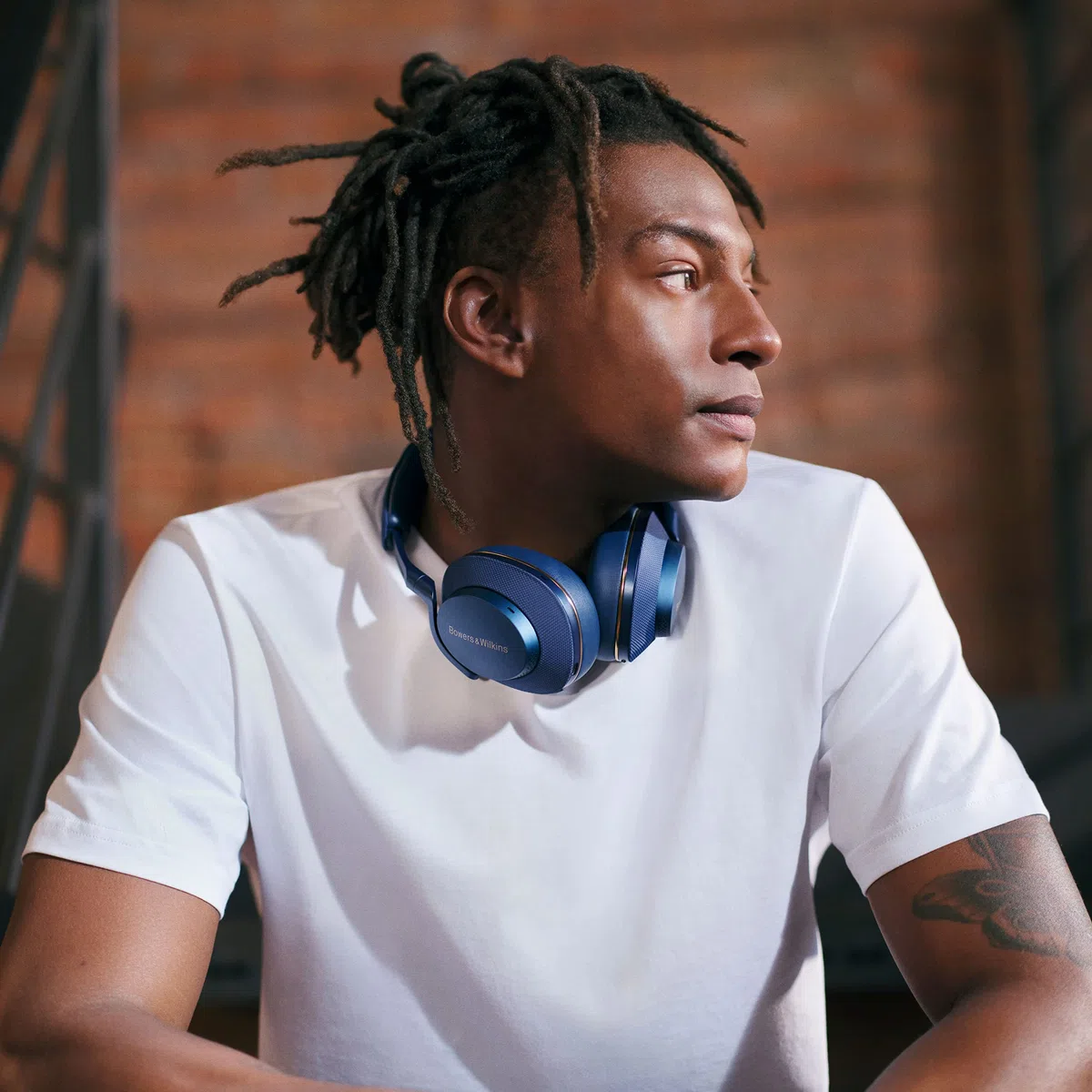 Bowers & Wilkins PX7 S2 bezprzewodowe słuchawki nauszne z redukcją szumów z Bluetooth 5.0 i szybkim ładowaniem, 30 godzin odtwarzania i wbudowanym mikrofonem - niebieskie