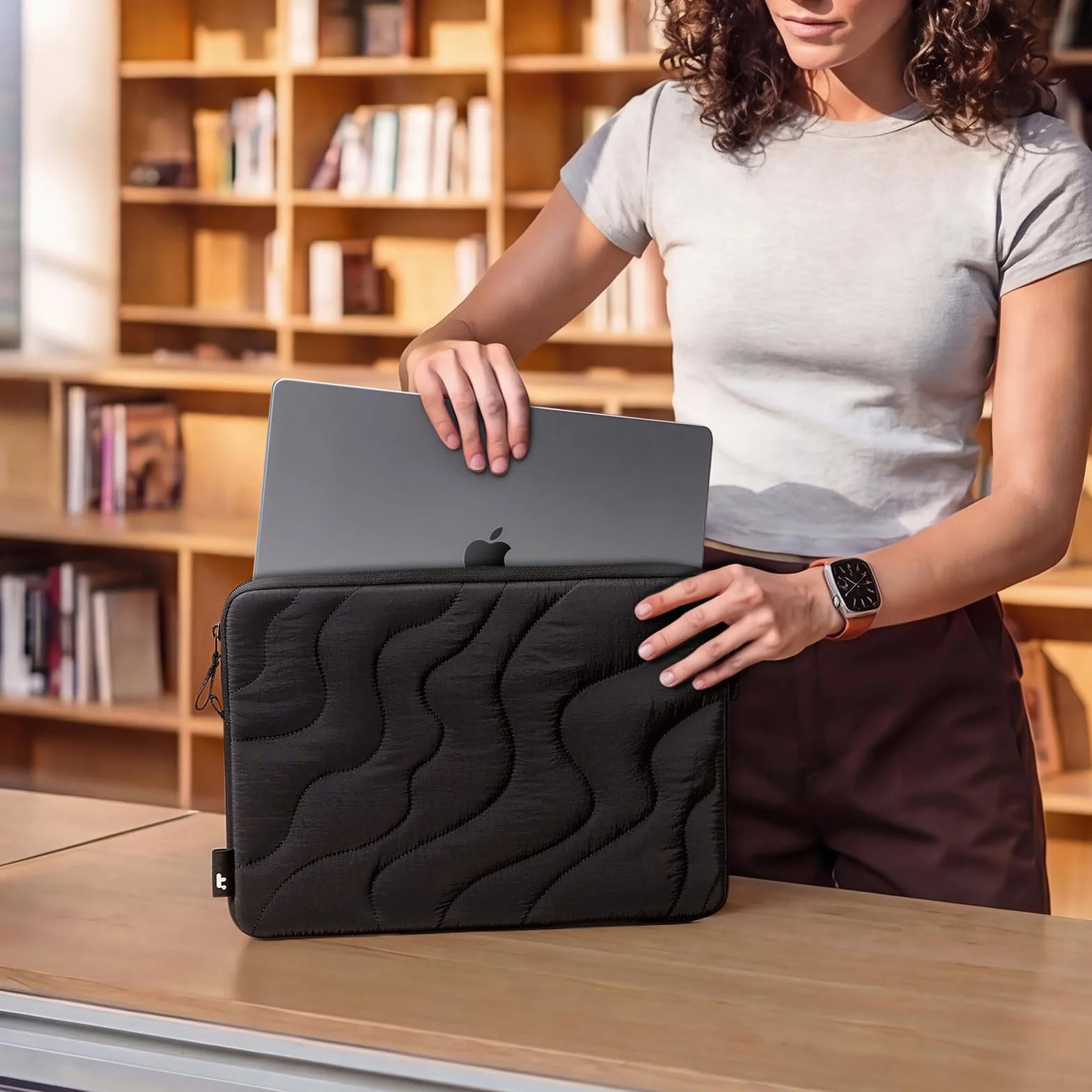 tomtoc Etui 360° do 13-calowego nowego MacBook Air 2024-2018 M3/A3113 M2/A2681 M1/A2337, 13-calowego MacBook Pro M2/A2686 M1/A2338 2022-2016, lekkie, miękkie, pikowane etui na laptopa Puffy Sleeve