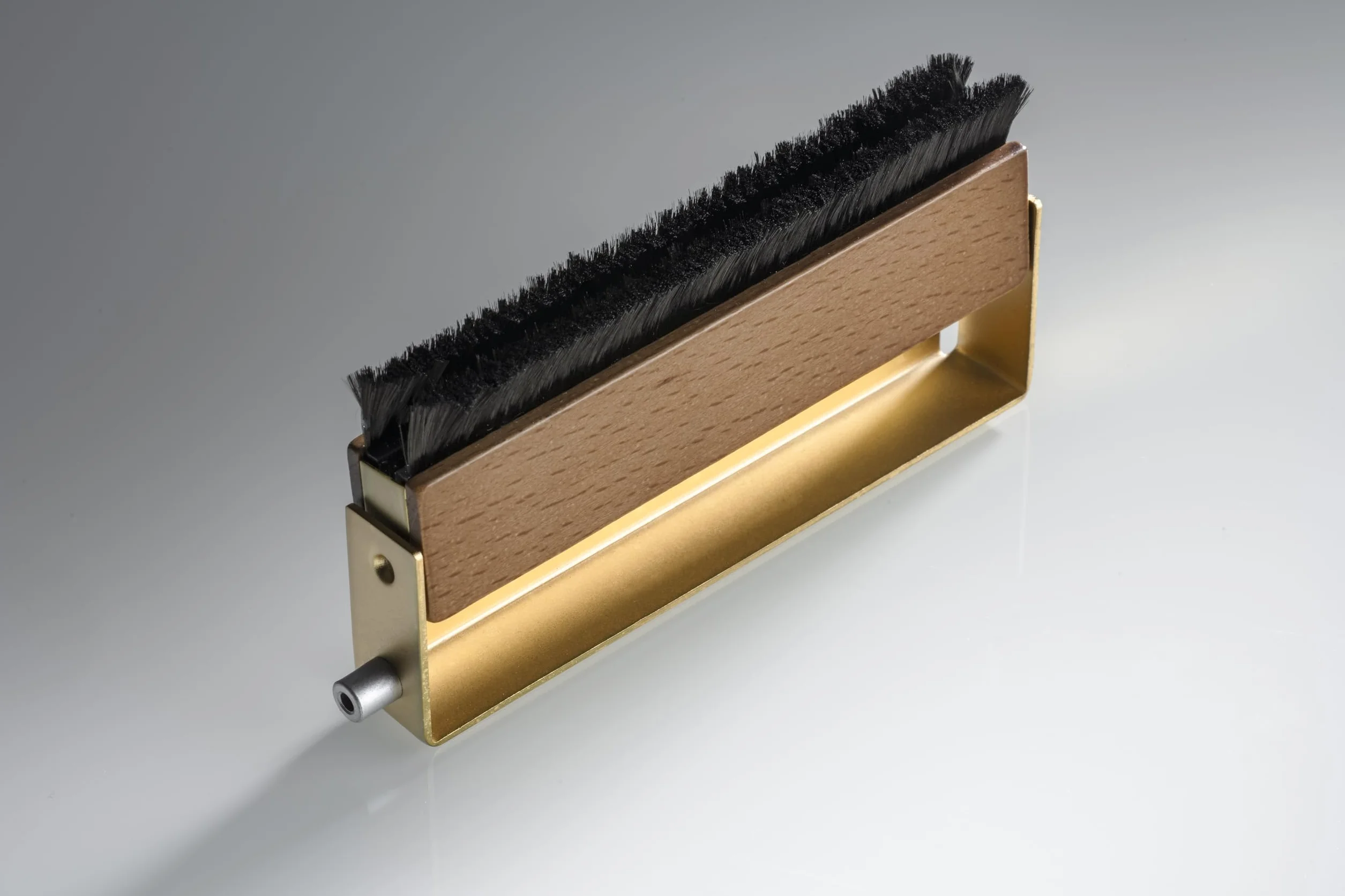 Pro-Ject Brush it Premium, wysokiej jakości szczotka do płyt z kablem uziemiającym i drewnianym uchwytem