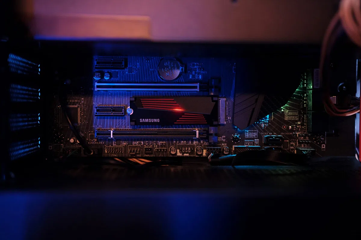 SAMSUNG 990 Pro z 4TB PCIe Gen.4 X4 SSD radiatorem, NVMe 2.0, wewnętrzny dysk twardy M.2, najszybsza prędkość do gier, sterowanie ciepłem, kompatybilny z Playstation5 (MZ-V9P4T0CW)