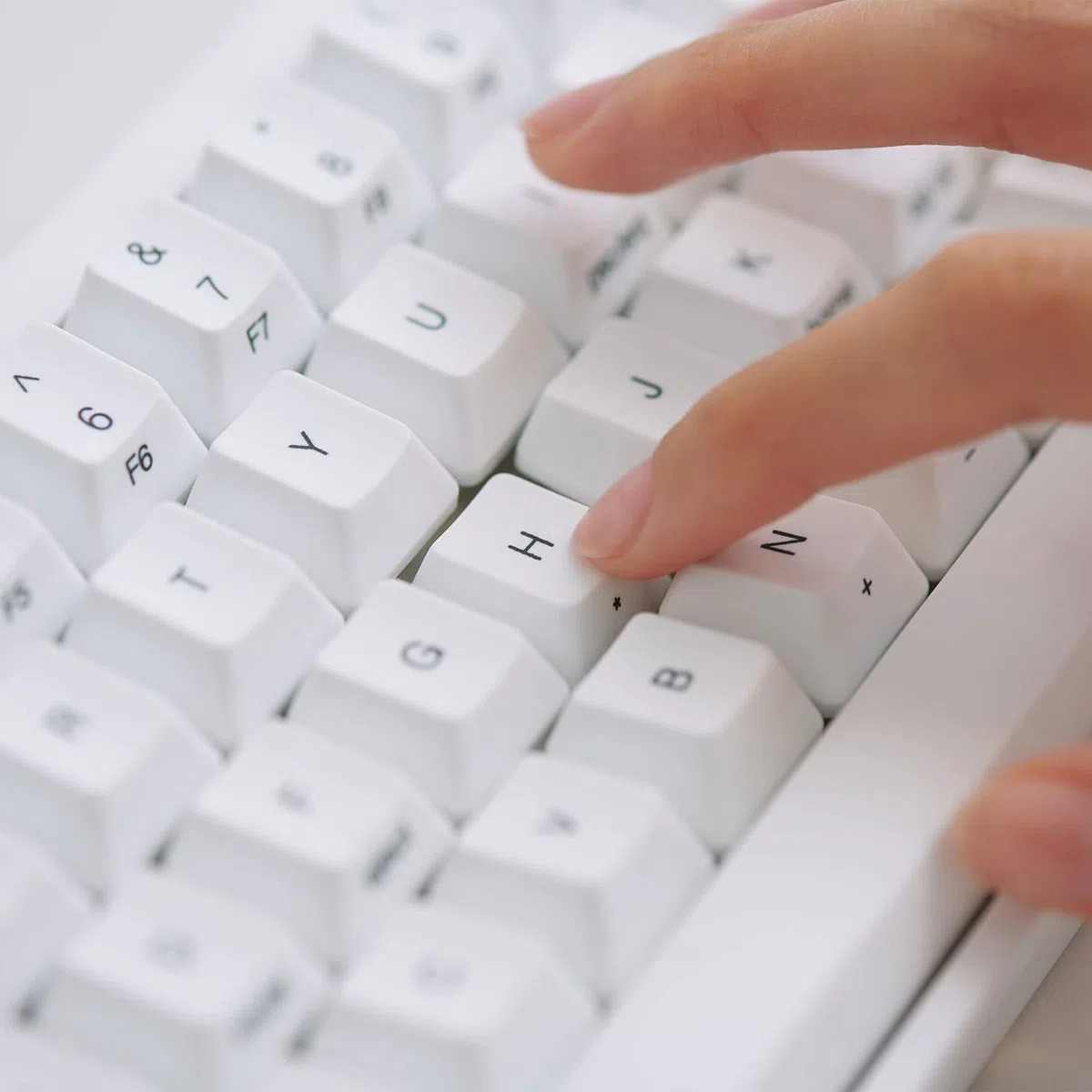 Klawiatura HHKB Professional Hybrid Type-S Snow, biała, bezprzewodowa mechaniczna 60% kompaktowa klawiatura, przenośna, ciche przełączniki, Bluetooth i USB-C, nadrukowana nasadka klawiszy