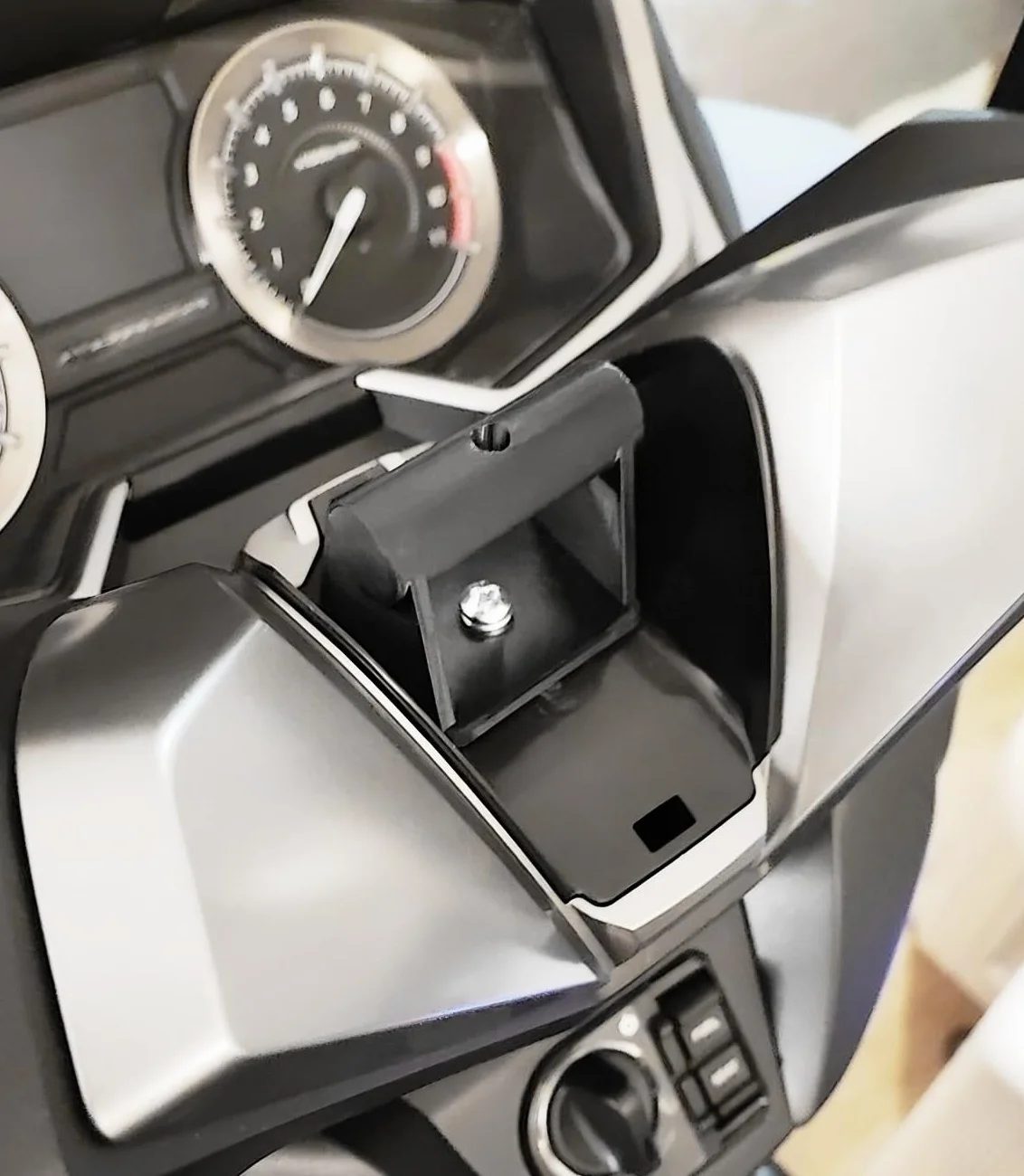 Uchwyt na smartfon GPS do Honda Forza 125-350 2018-2023 Quad Lock