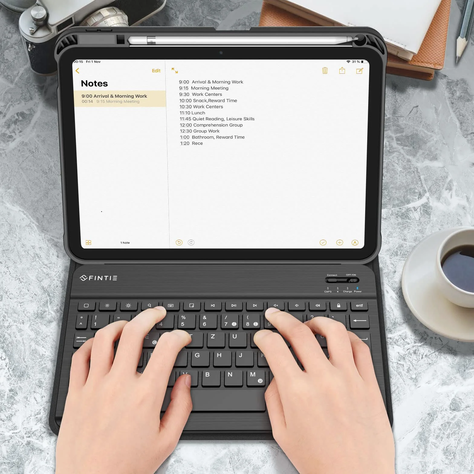 FINTIE Etui na klawiaturę do iPad 11.Generation 11" 2025, iPad 10. generacji 2022 10,9", etui ochronne z tylną obudową z TPU, uchwytem na rysik i magnetyczną zdejmowaną klawiaturą z układem QWERTZ