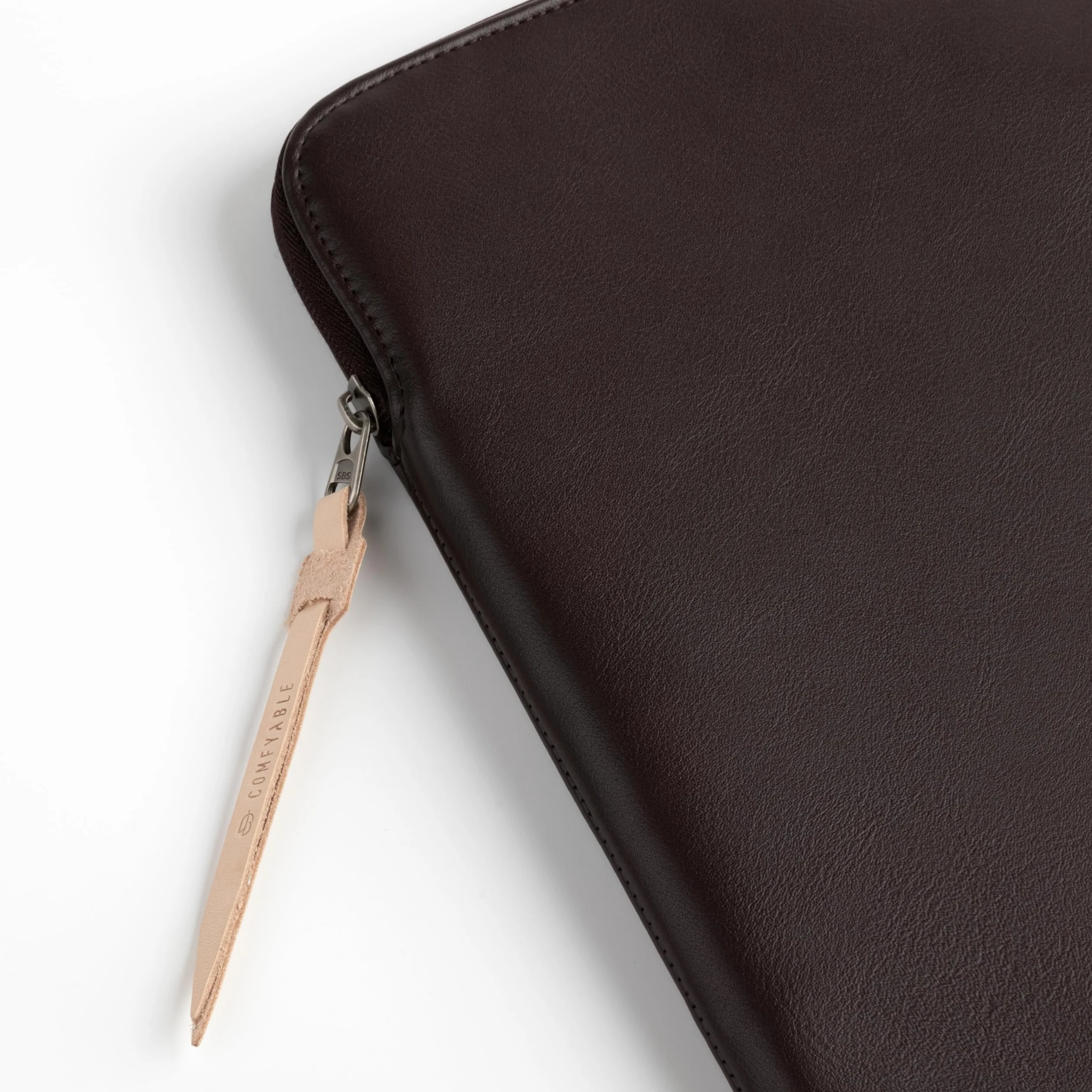 Comfyable smukłe etui na laptopa kompatybilne z MacBook Air i MacBook Pro 13/14 cali M5/M4/M3/M2/M1 Pro/Max 2026-2021, pokrowiec podróżny Mac PU, Czekoladowy